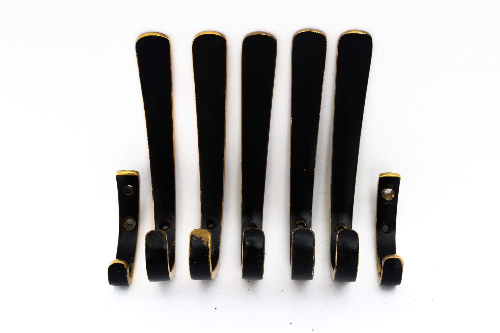 Bigger hooks: H: 15cm W: 2cm D: 10cm
Smaler Hooks: H: 7,5cm W: 1,5cm D: 5,5cm
Original condition
The price is for all together.