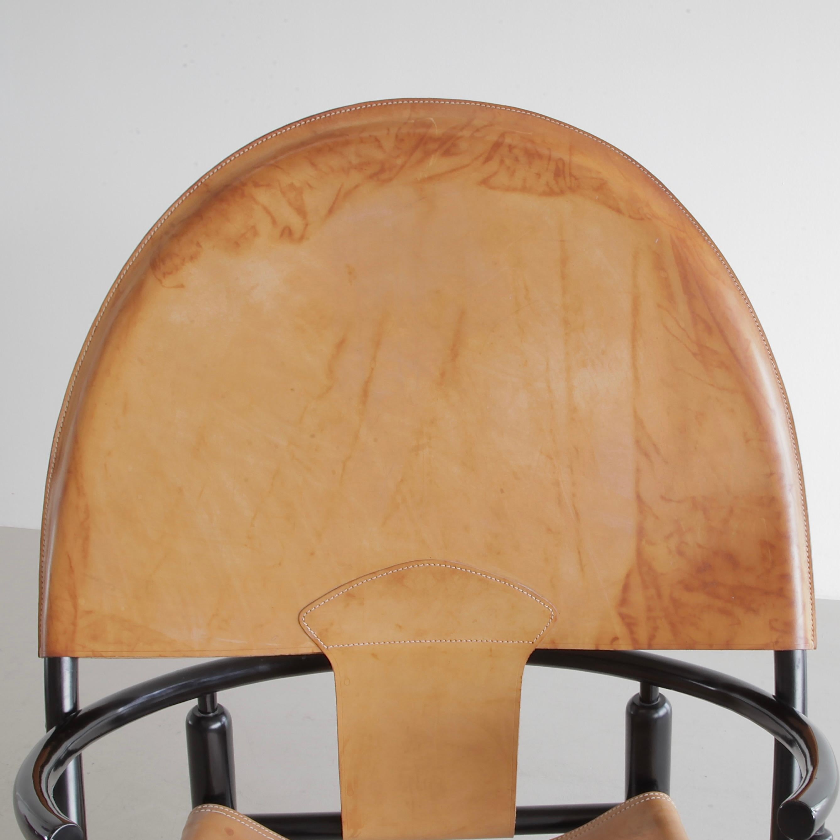 Sillón diseñado por Piero Palange y Werther Toffolon. Italia, Germa, 1972.

Estructura de madera lacada en negro con la tapicería de cuero original. Este es el modelo G23. Altura del asiento: 35 cm.
Estado:  

Buen estado.
