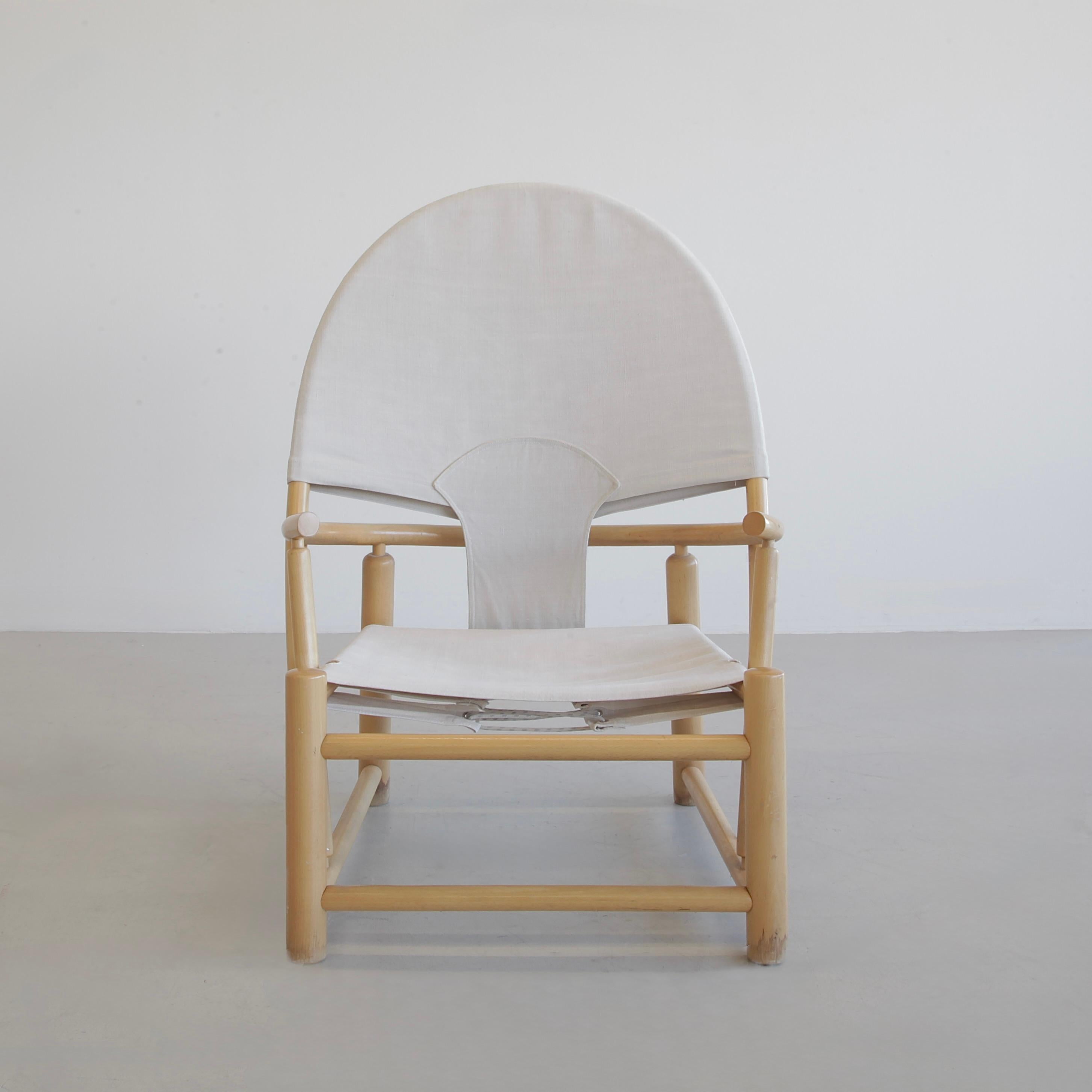 Sillón diseñado por Piero Palange y Werther Toffolon. Italia, Germa, 1972.

Armazón de madera de haya natural con la tapicería de lona original. La estructura se compone de elementos cilíndricos de madera curvada, mientras que el asiento y el