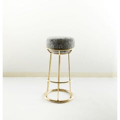 Hoop barhocker - messing skulpturales design mit grauem polster von Misaya