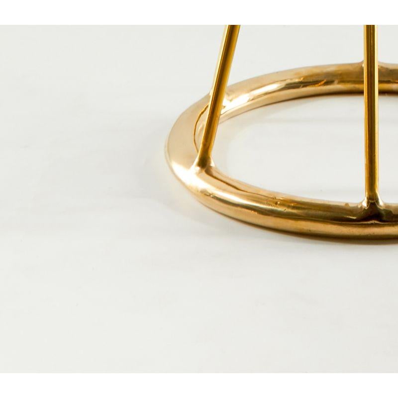 Hoop barhocker - messing skulpturales design mit grauem polster von Misaya im Zustand „Neu“ im Angebot in Geneve, CH