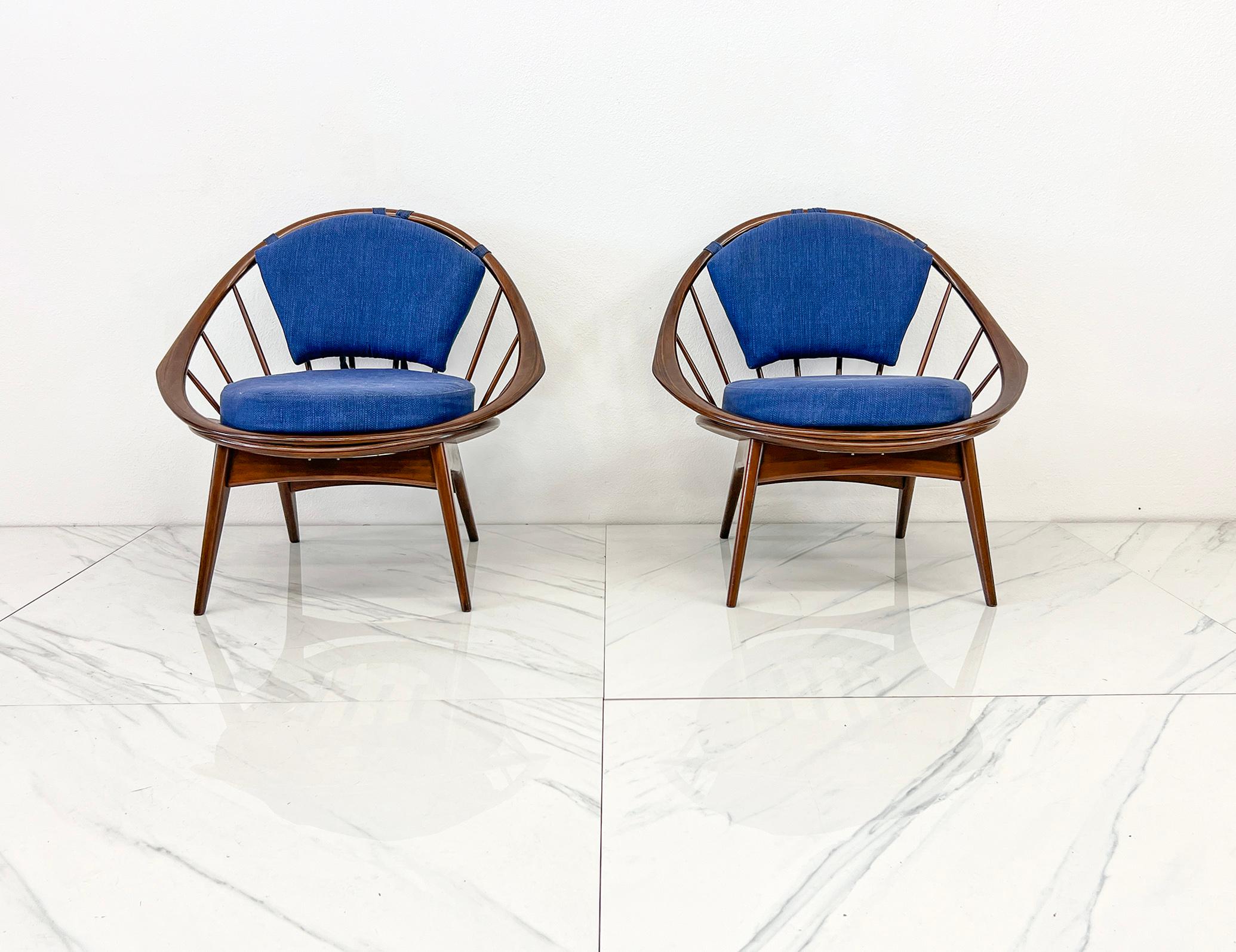 Scandinavo moderno Sedie a cerchio, una coppia,  di Ib Kofod-Larsen per Selig, Danimarca, c.C. in vendita