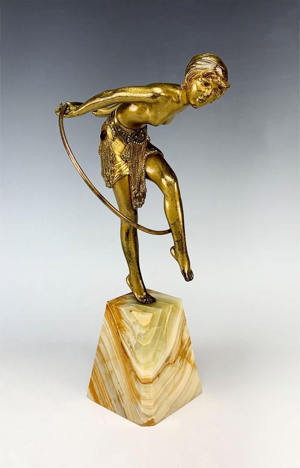 Sculpture de danseuse d'un cerceau en bronze doré sur socle en onyx par D.H. Chiparus, vers 1920 Bon état - En vente à Los Angeles, CA