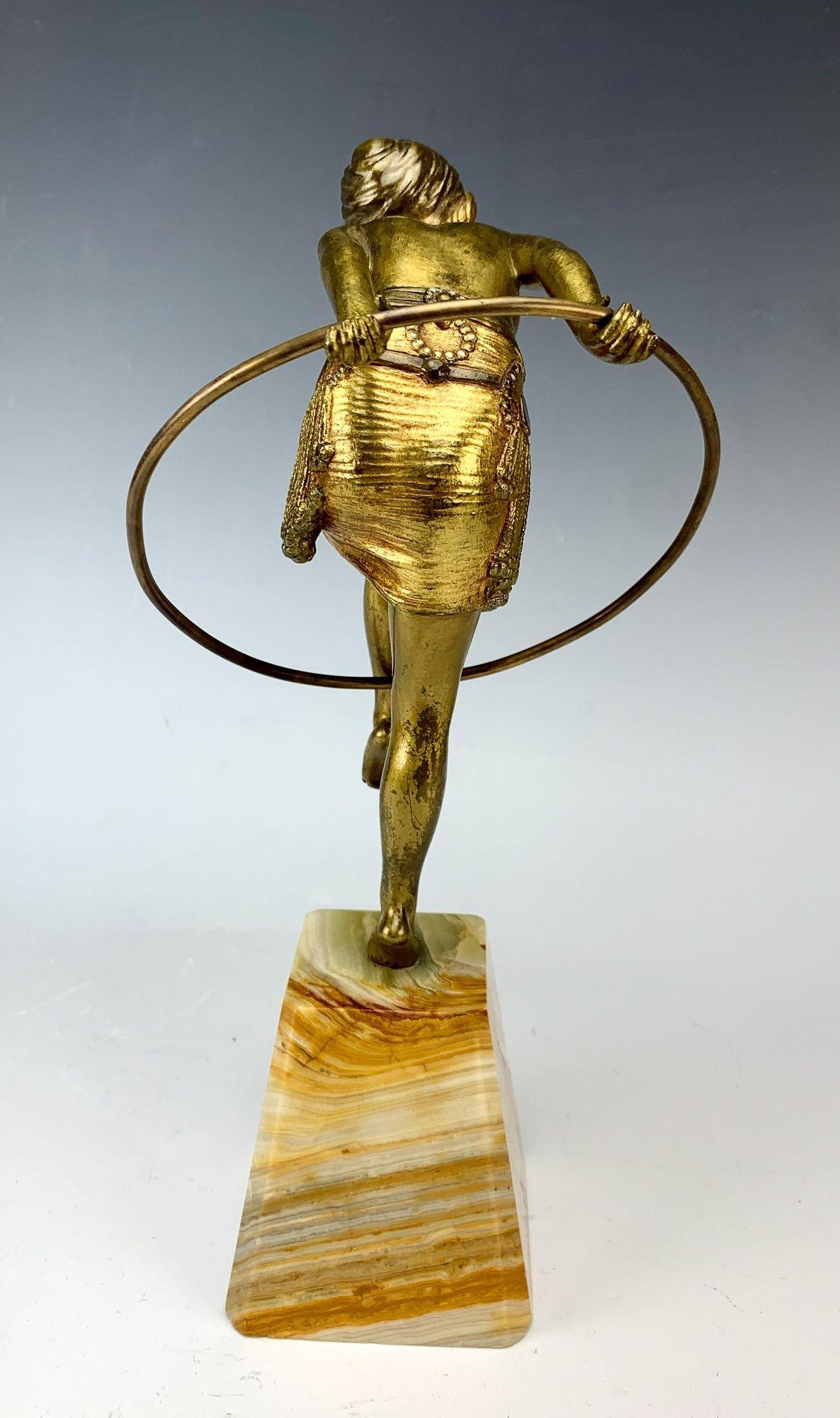 Début du 20ème siècle Sculpture de danseuse d'un cerceau en bronze doré sur socle en onyx par D.H. Chiparus, vers 1920 en vente