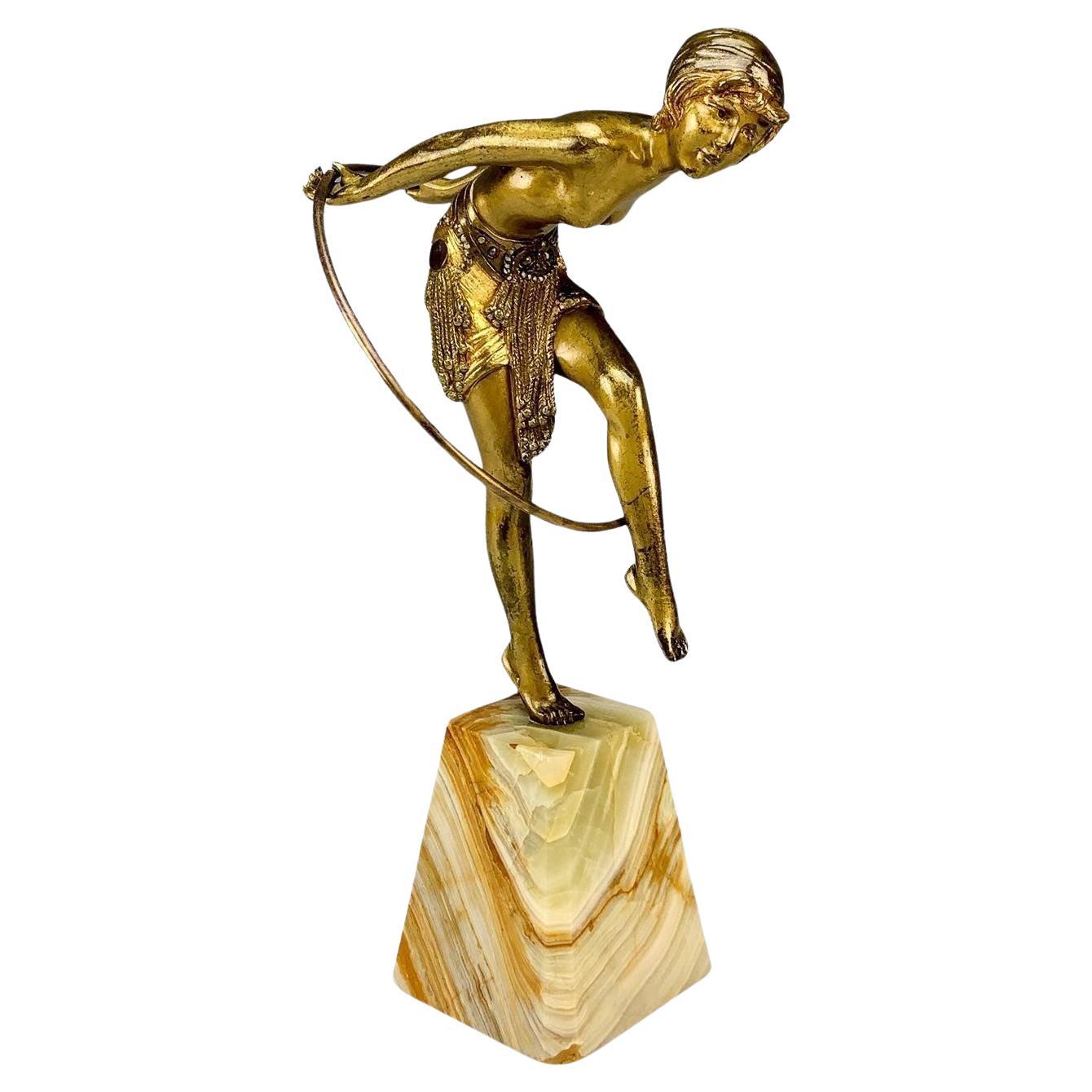 Sculpture de danseuse d'un cerceau en bronze doré sur socle en onyx par D.H. Chiparus, vers 1920
