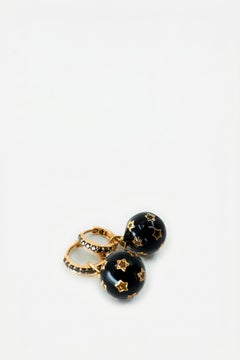 Orecchini a cerchio Huggie con stella in diamante nero, sfera smaltata nera, Celestial J DAUPHIN