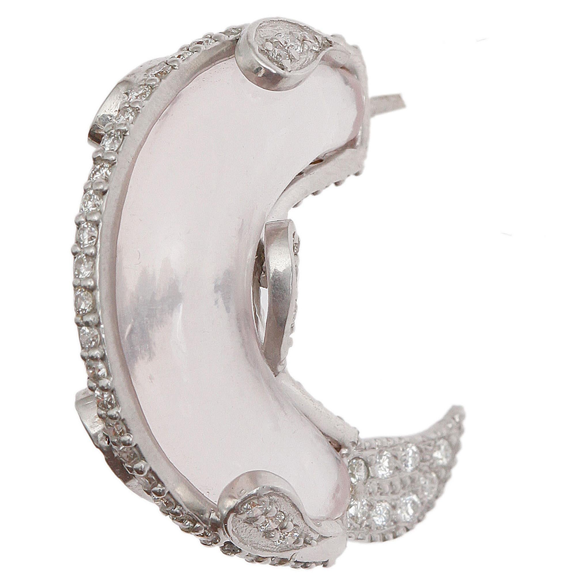 Boucle d'oreille artisanale en or blanc 18 carats avec quartz rose sculpté de 16,21 carats et diamants de 0,71 carat. Cette pièce fait partie de la collection Affinity de COOMI, qui est un patchwork de myriades de cultures, chacune étant tissée par