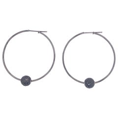Pendiente de aro con bola de diamantes negros pavé en oro de 18k