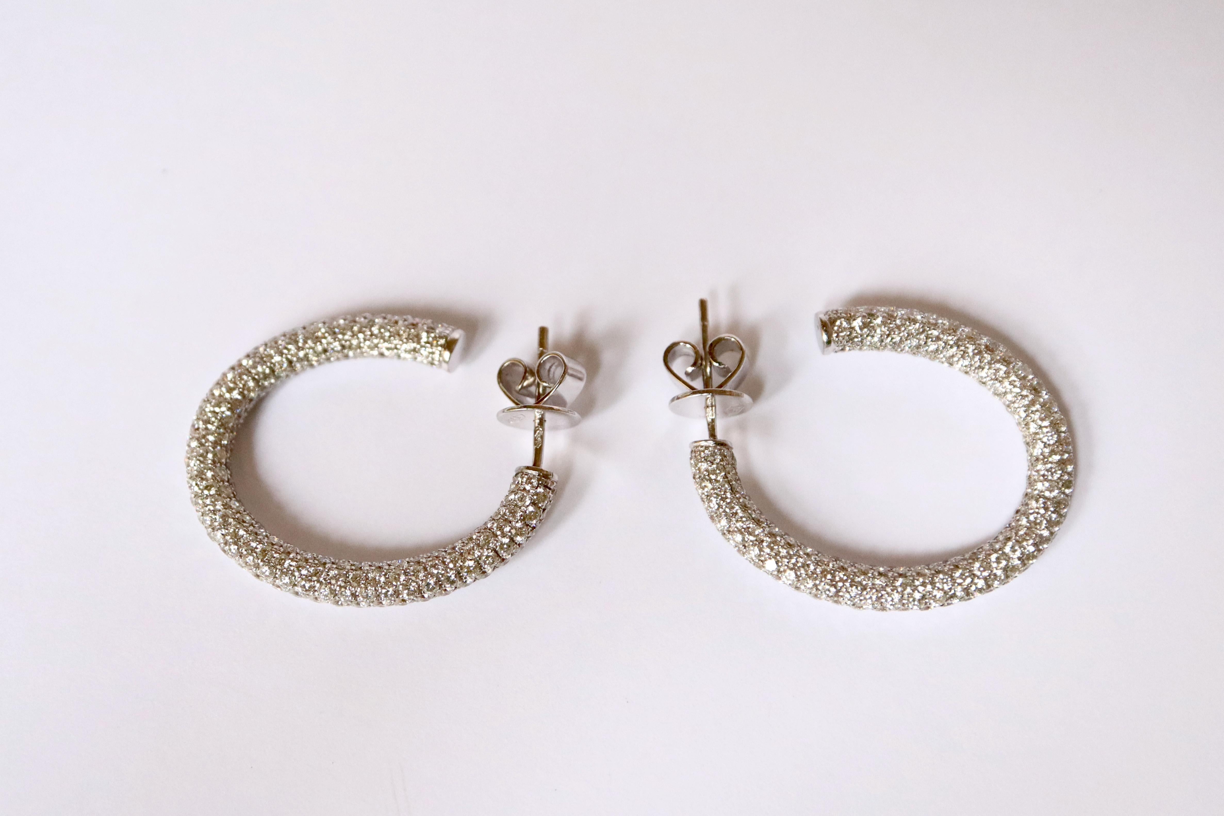 Hoop Earrings in 18 Carat White Gold Setting 5.32 Carats of Diamonds In Good Condition For Sale In Paris, FR