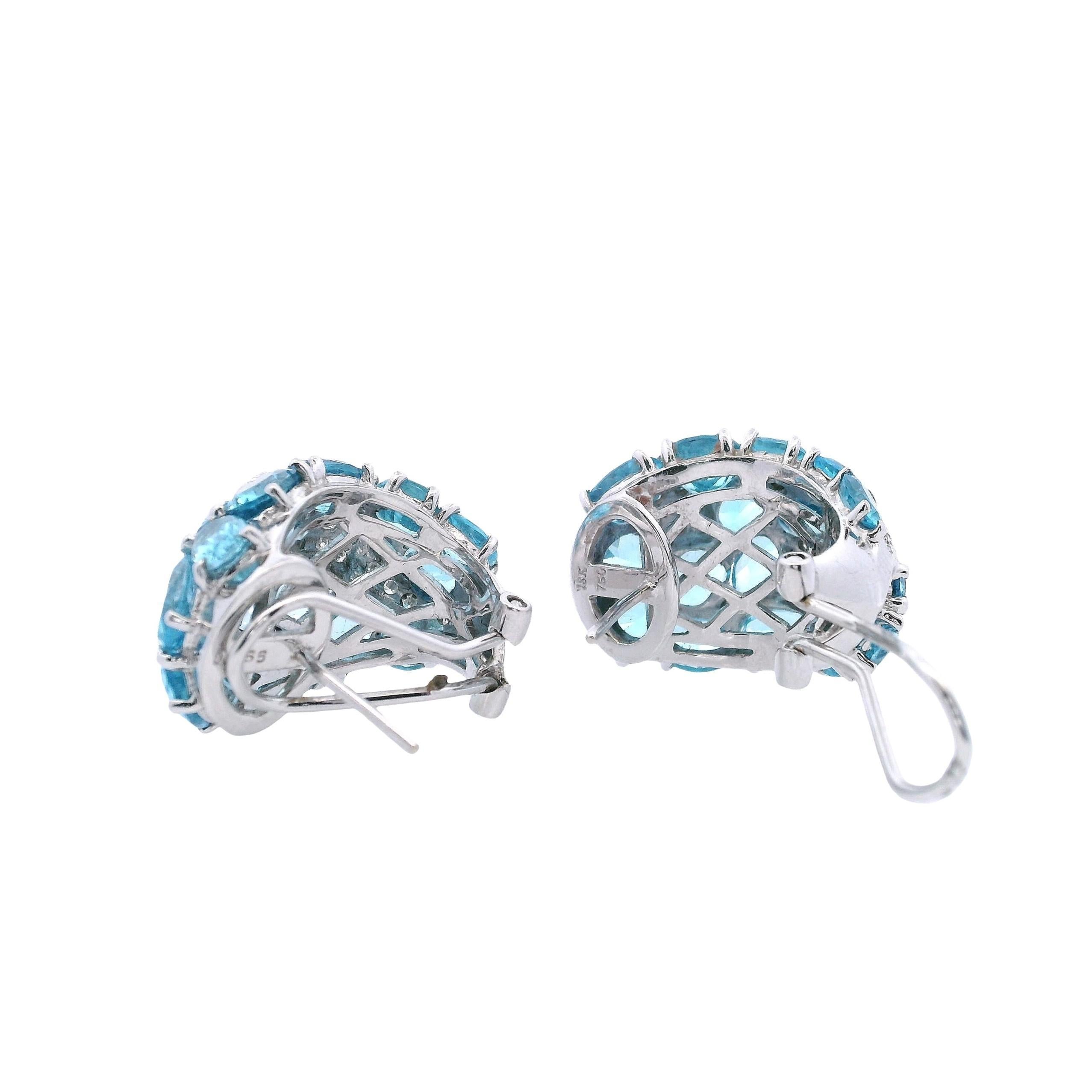 Orecchini a cerchio in oro bianco 18kt con topazio blu e diamanti in vendita 3