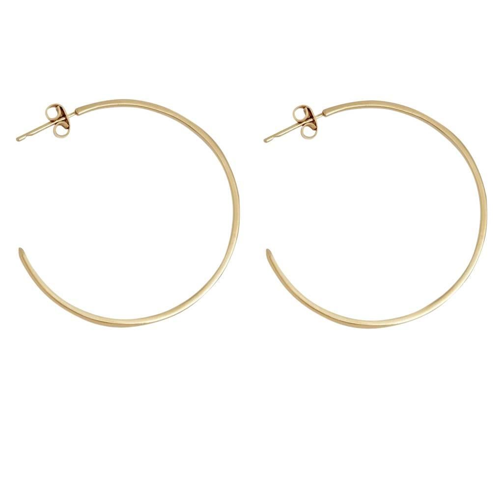 Classici orecchini a cerchio con piccoli diamanti bianchi.  Realizzato in oro giallo massiccio da 9 carati, ogni cerchio presenta due diamanti bianchi discretamente incastonati e una chiusura a perno e a farfalla.  Misura circa 4 cm di diametro,
