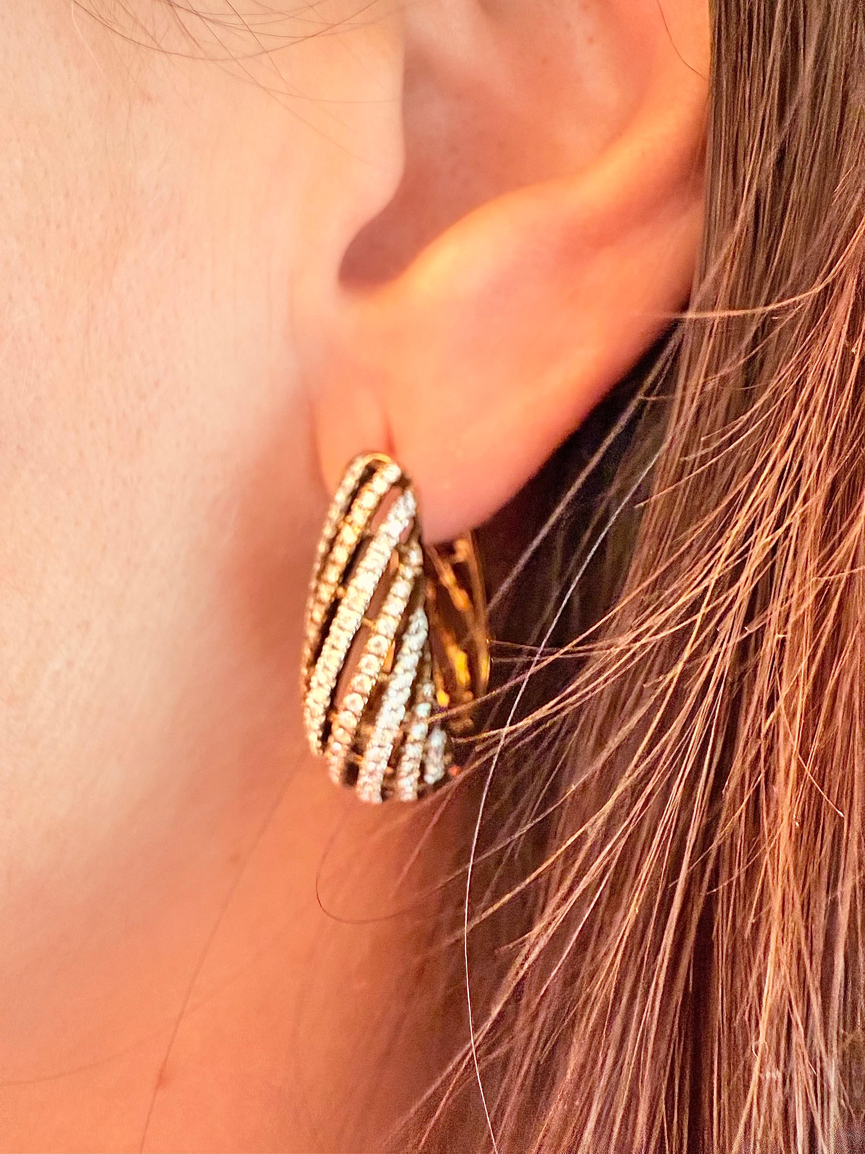 Questi magnifici orecchini a cerchio di forma ovale esemplificano la perfetta armonia tra l'arte italiana e l'eleganza senza tempo. Sapientemente realizzati in un'accattivante combinazione di oro rosa e bianco a 18 carati, rivelano un design