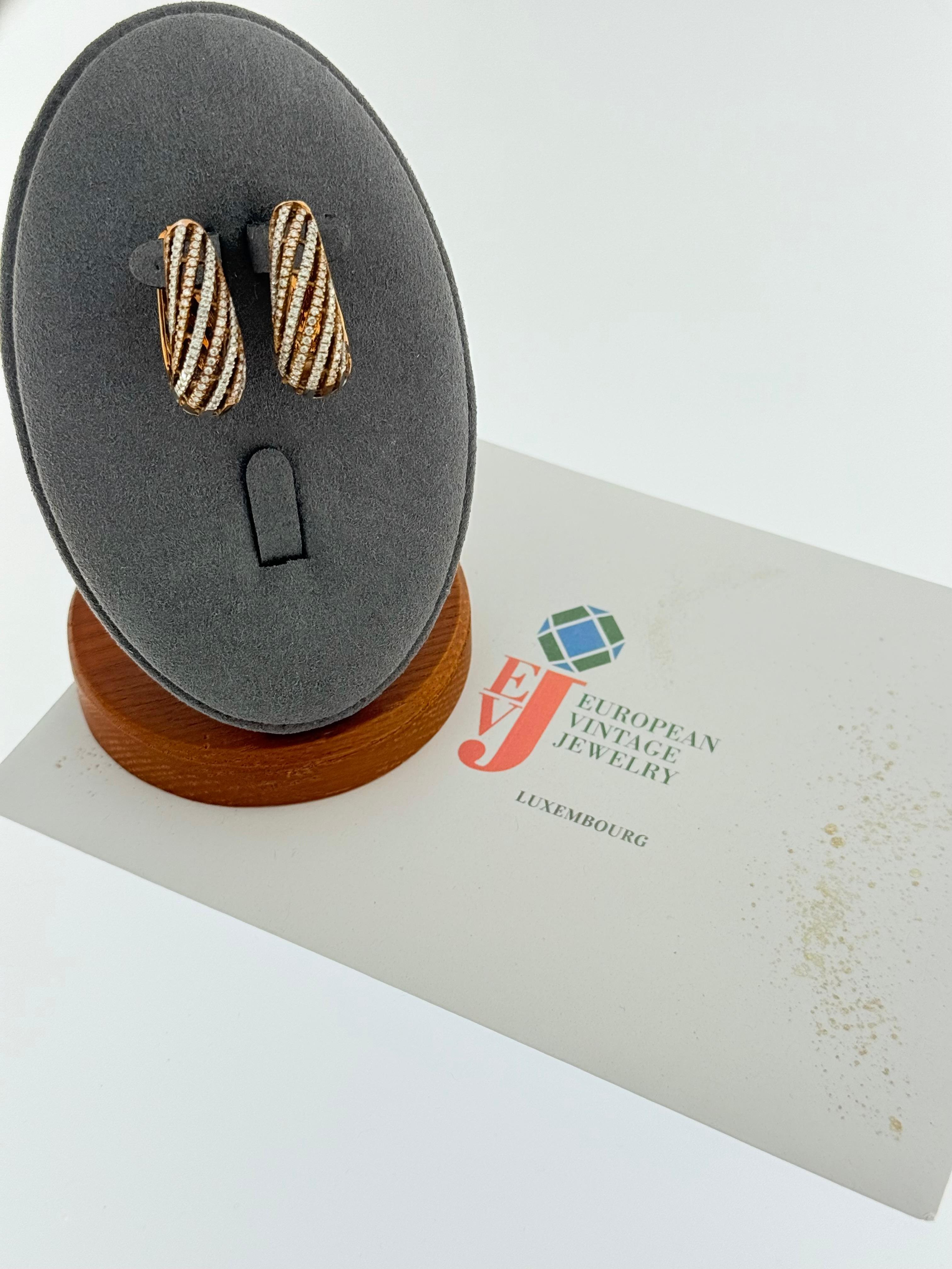 Moderno Orecchini a cerchio in oro rosa e bianco con diamanti in vendita