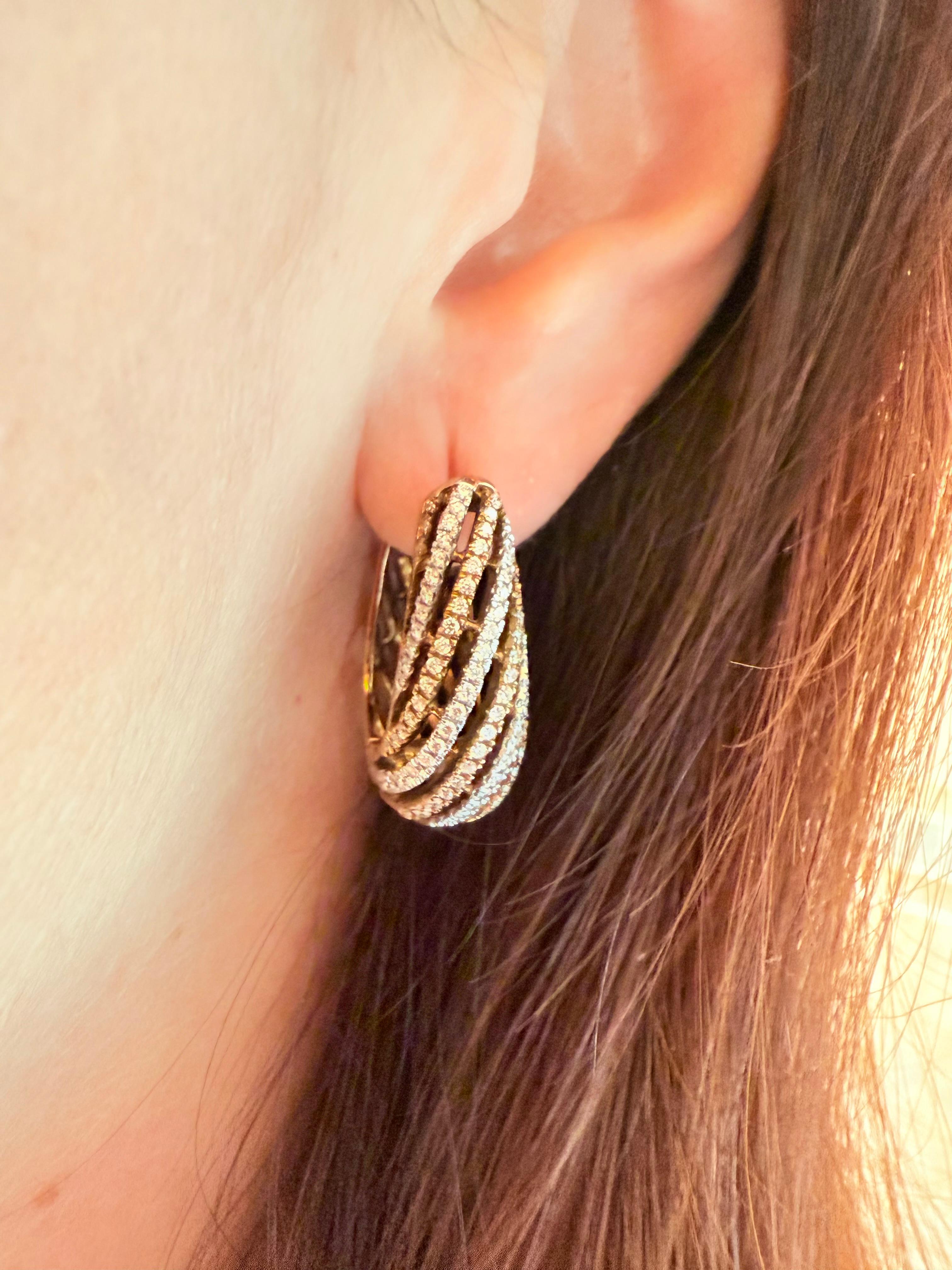 Orecchini a cerchio in oro rosa e bianco con diamanti in vendita 1