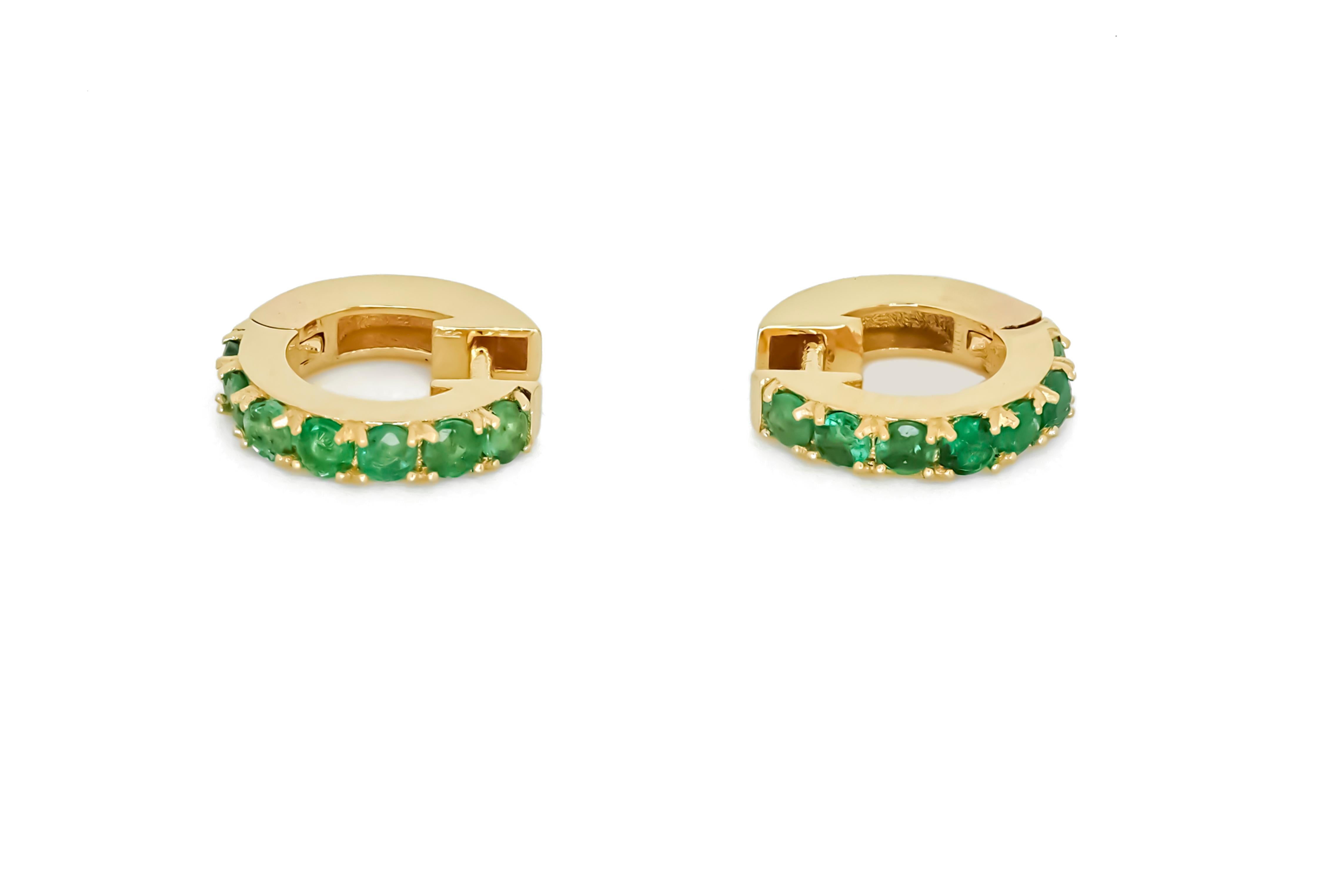 Hoop Earrings with Lab Emeralds. Huggy hoop emerald earrings in 14 Karat Gold

Metal: 14kt solid gold
Earring size:
The Inner diameter of Earrings: 10MM
The Outer diameter of Earrings: 12MM
Weight: 2.2. g.

Gemstones:
Lab emeralds: 14 piece, round