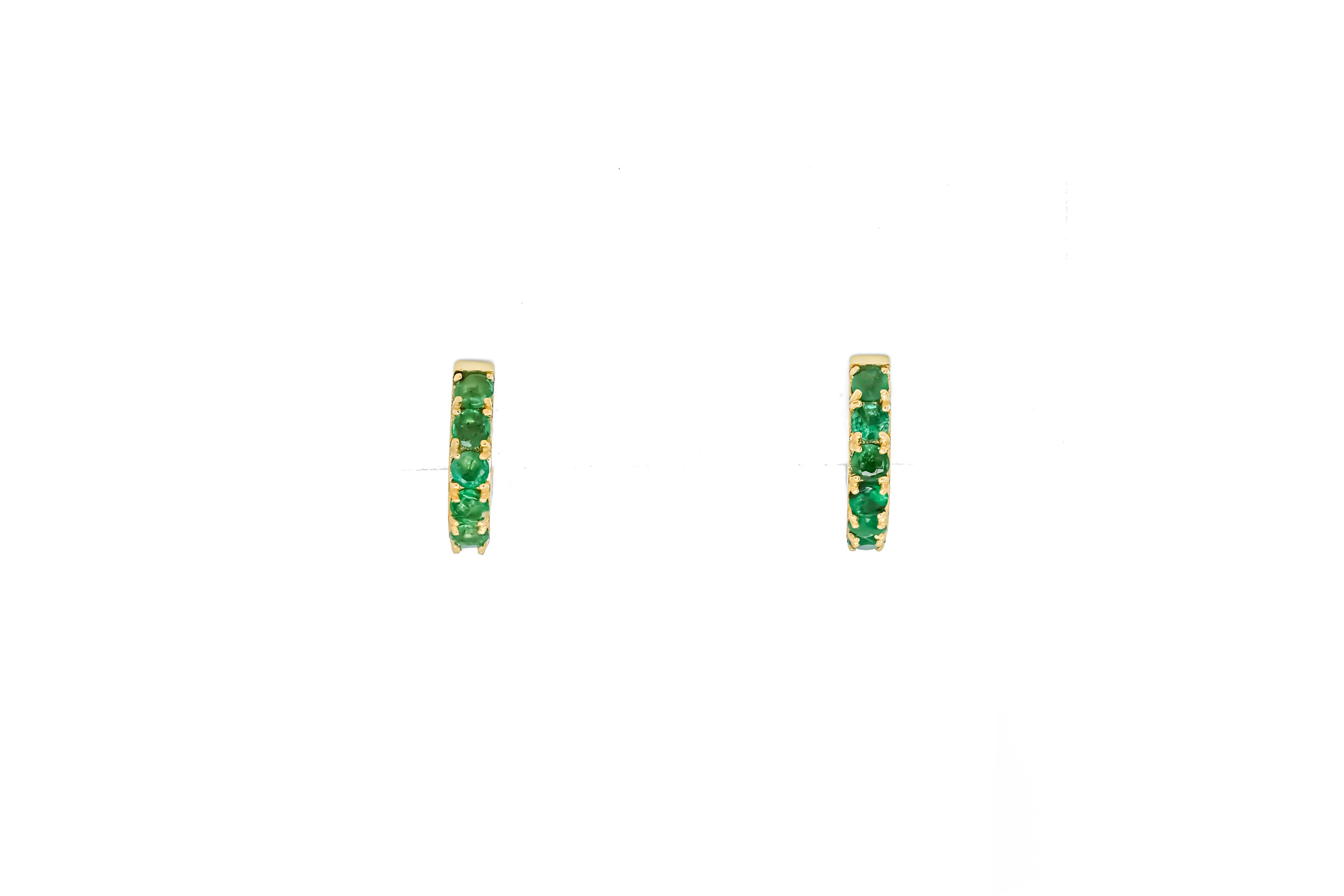 Huggy Hoop Earrings with green gems in 14k gold  In New Condition For Sale In Istanbul, TR