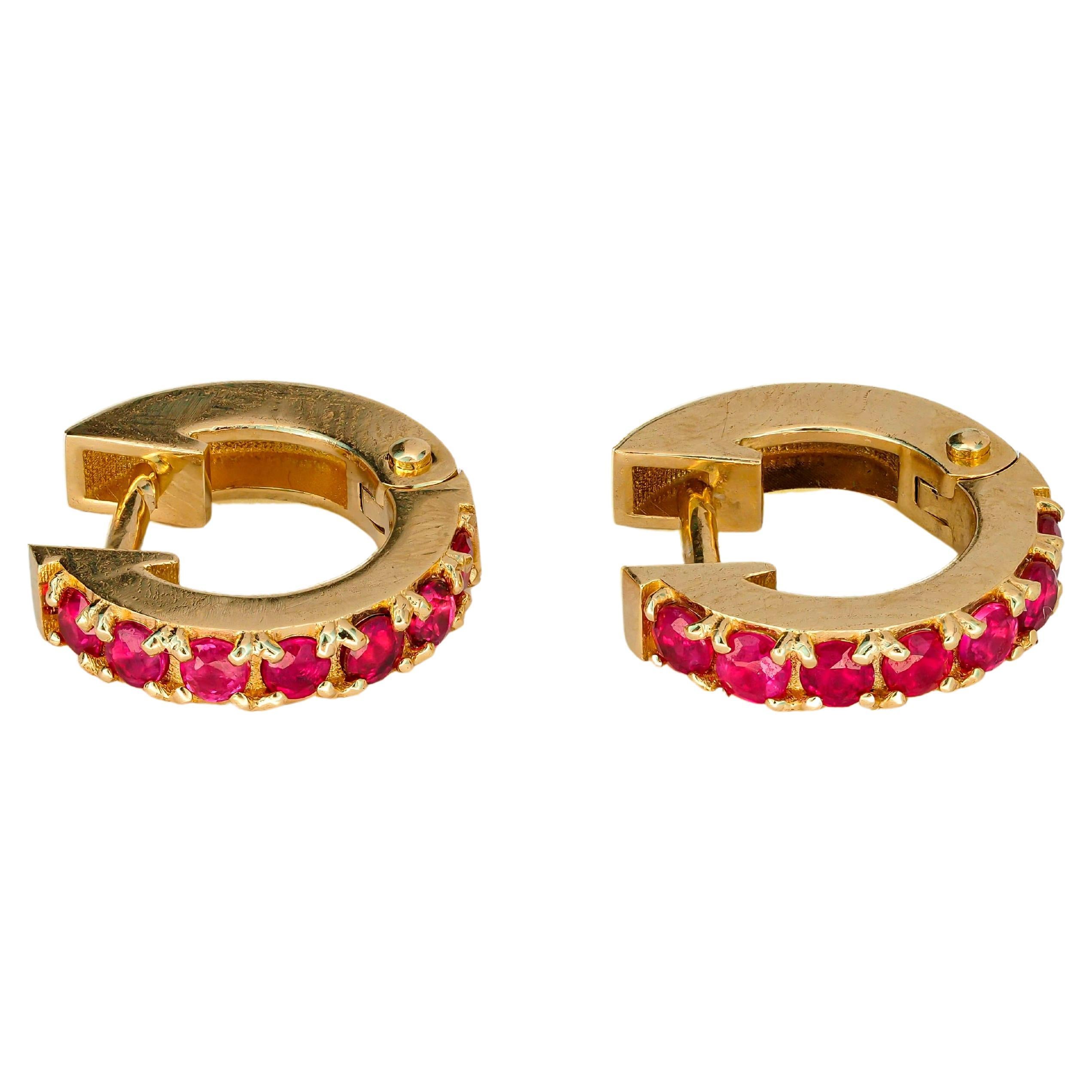 Boucles d'oreilles en or 14 k avec rubis.
Métal : or massif 14kt
Taille de la boucle d'oreille : 12 mm.
Poids : 2,50 g.

Pierres précieuses :
Rubis : 14 pièces, taille ronde, rouge  couleur, transparent, environ 0.40 ct.  

Veuillez noter que les