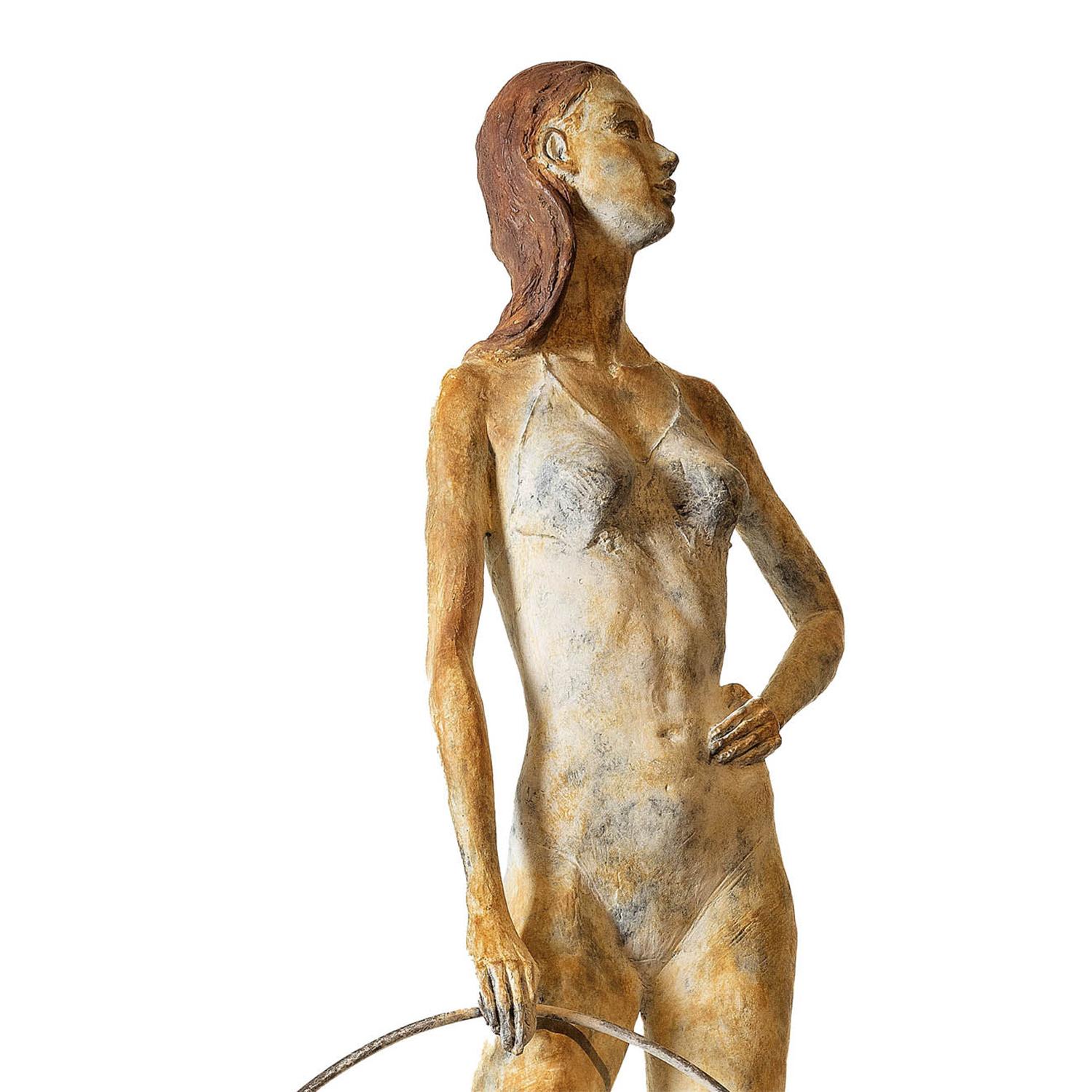 Sculpture Hoop Skirt Bronze with all structure in
solid bronze in white finish with colors.
With optional high metal base available on request, 
with up-charge for shipping costs.
Base dimensions: L28xD28xH95cm. 
Metal base price: 790,00€