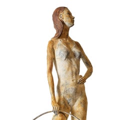 Scultura in bronzo con gonna a cerchio
