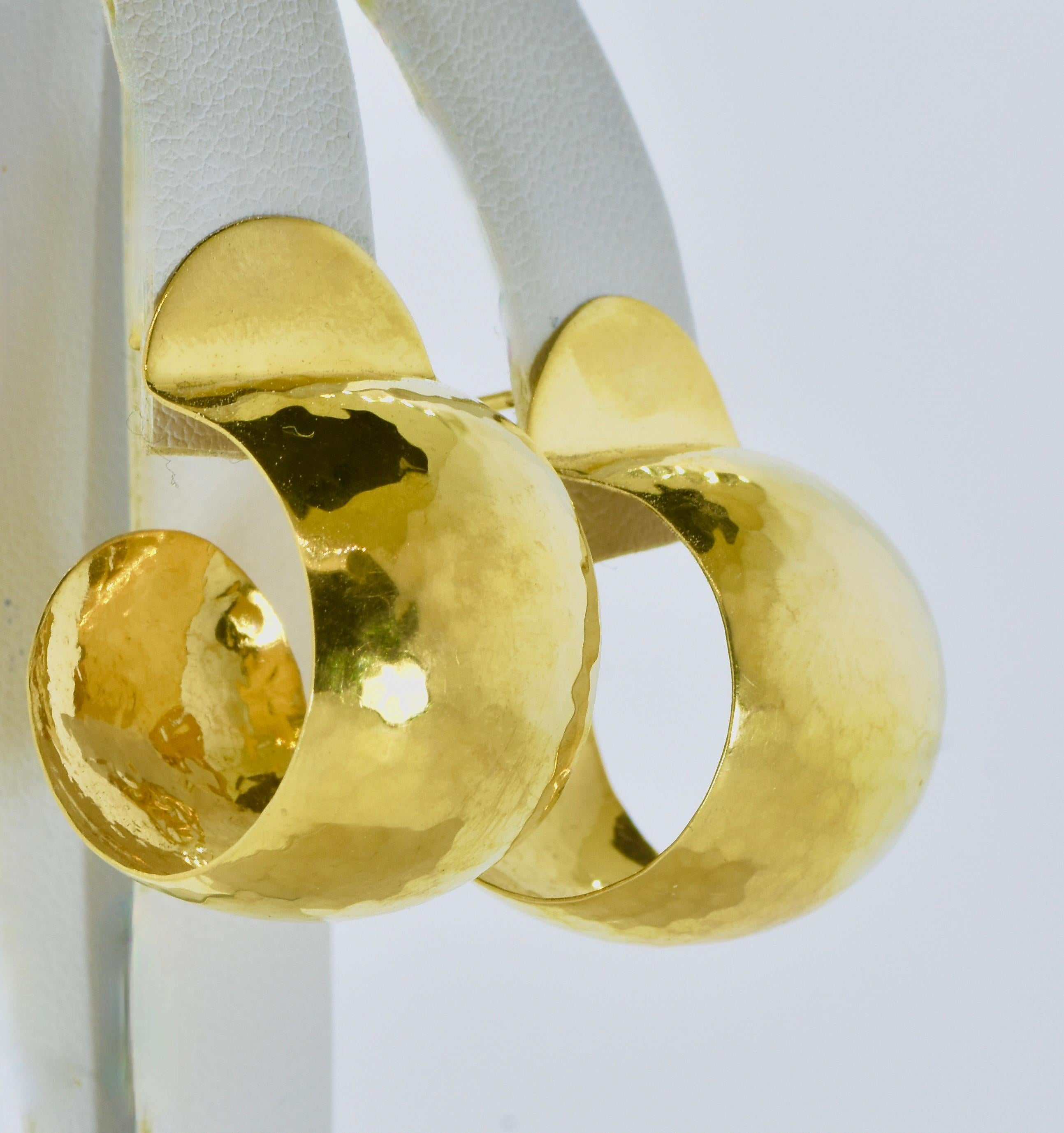 Hoop Style Earrings in Bright Yellow Gold, Hammered Finish Contemporary, c. 2000 In Excellent Condition In Aspen, CO