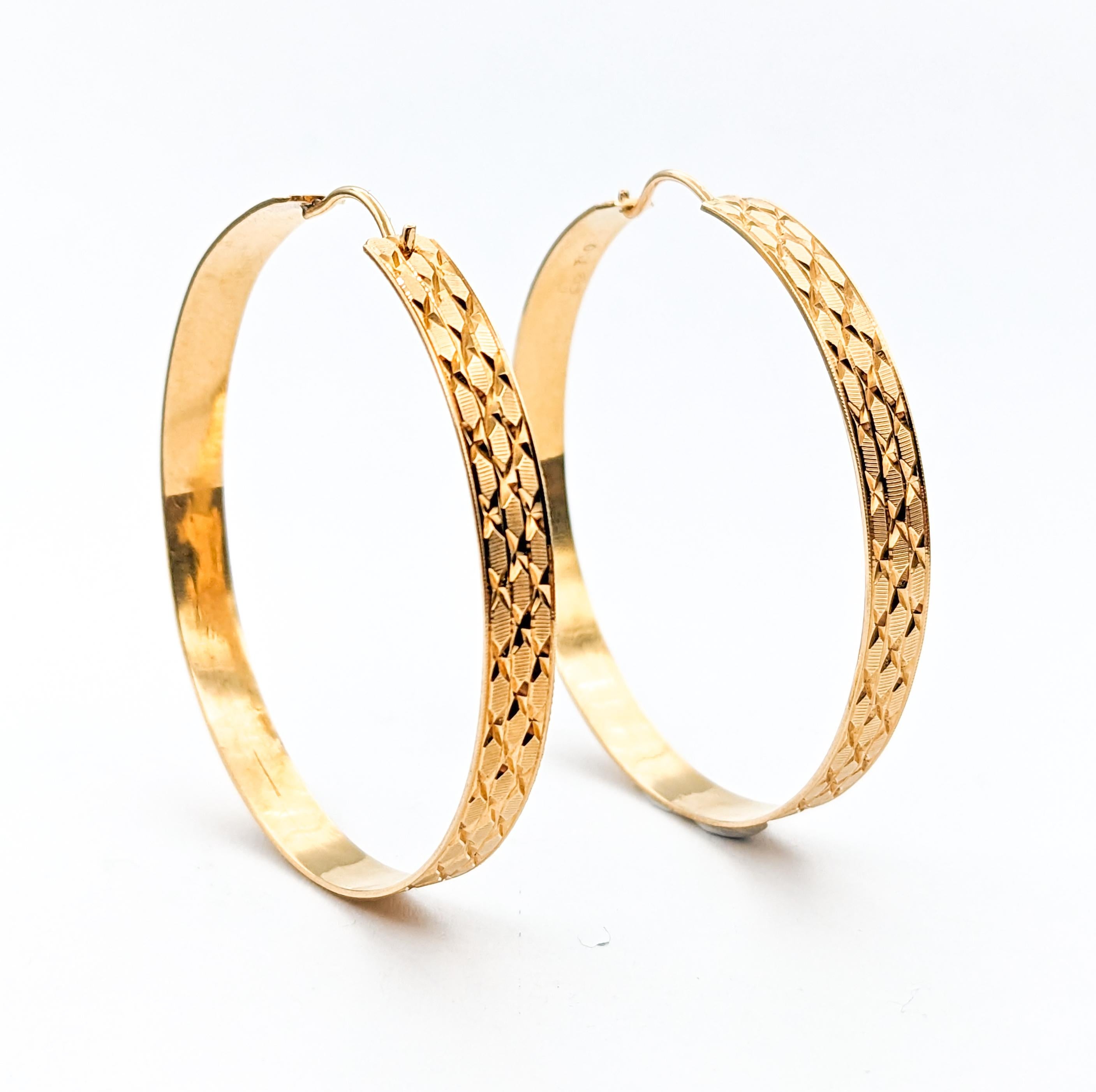 Textured Vintage Hoop Earrings in Yellow Gold

Introducing this fantastic pair of vintage Hoop Earrings, exquisitely crafted in bright 18K Yellow Gold. These earrings showcase a unique texture and substantial 4.9mm width. With a size of 1.6