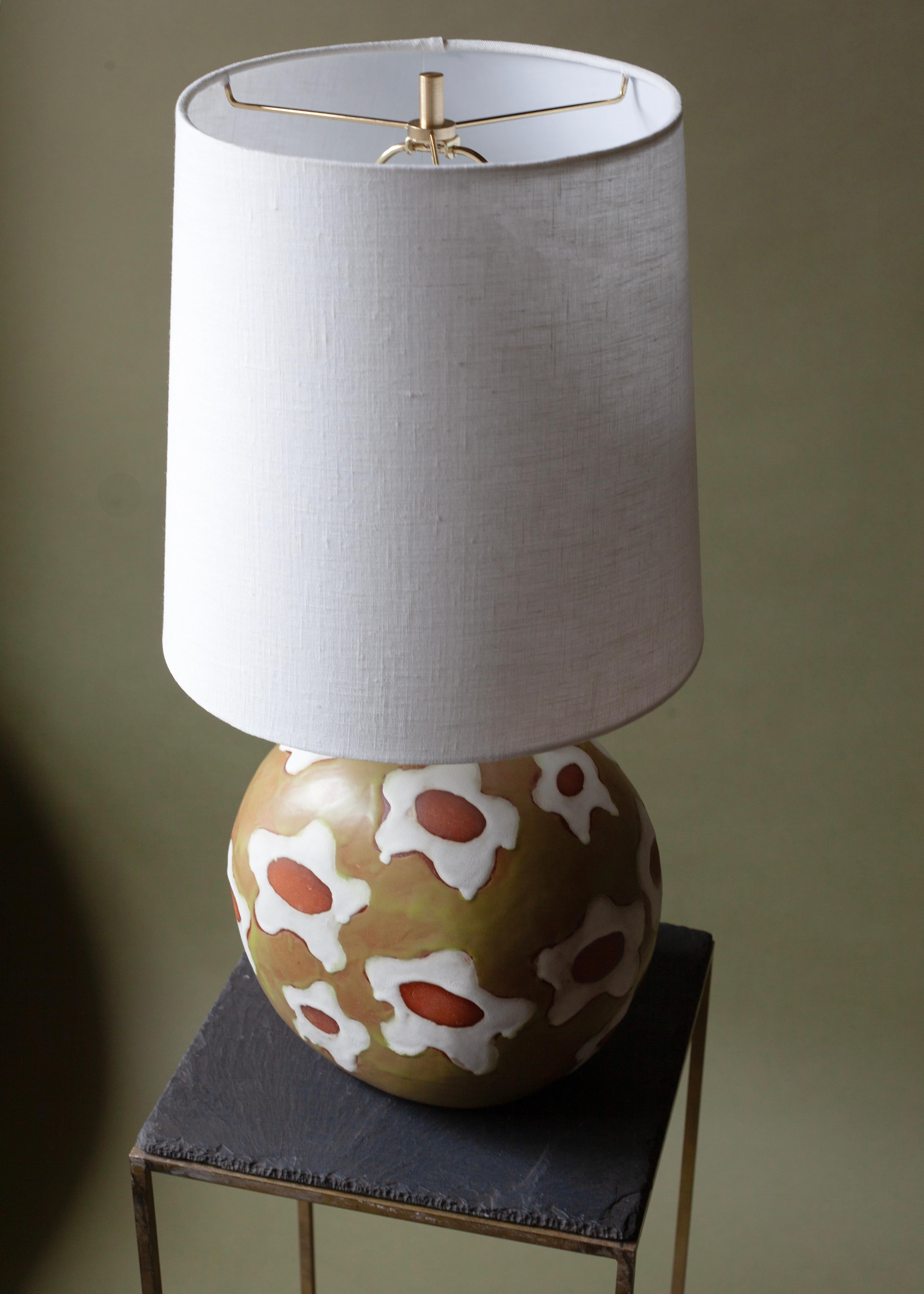 Moderne Lampe à poser Whiting - Céramique contemporaine faite main vert marguerite émail blanc en vente
