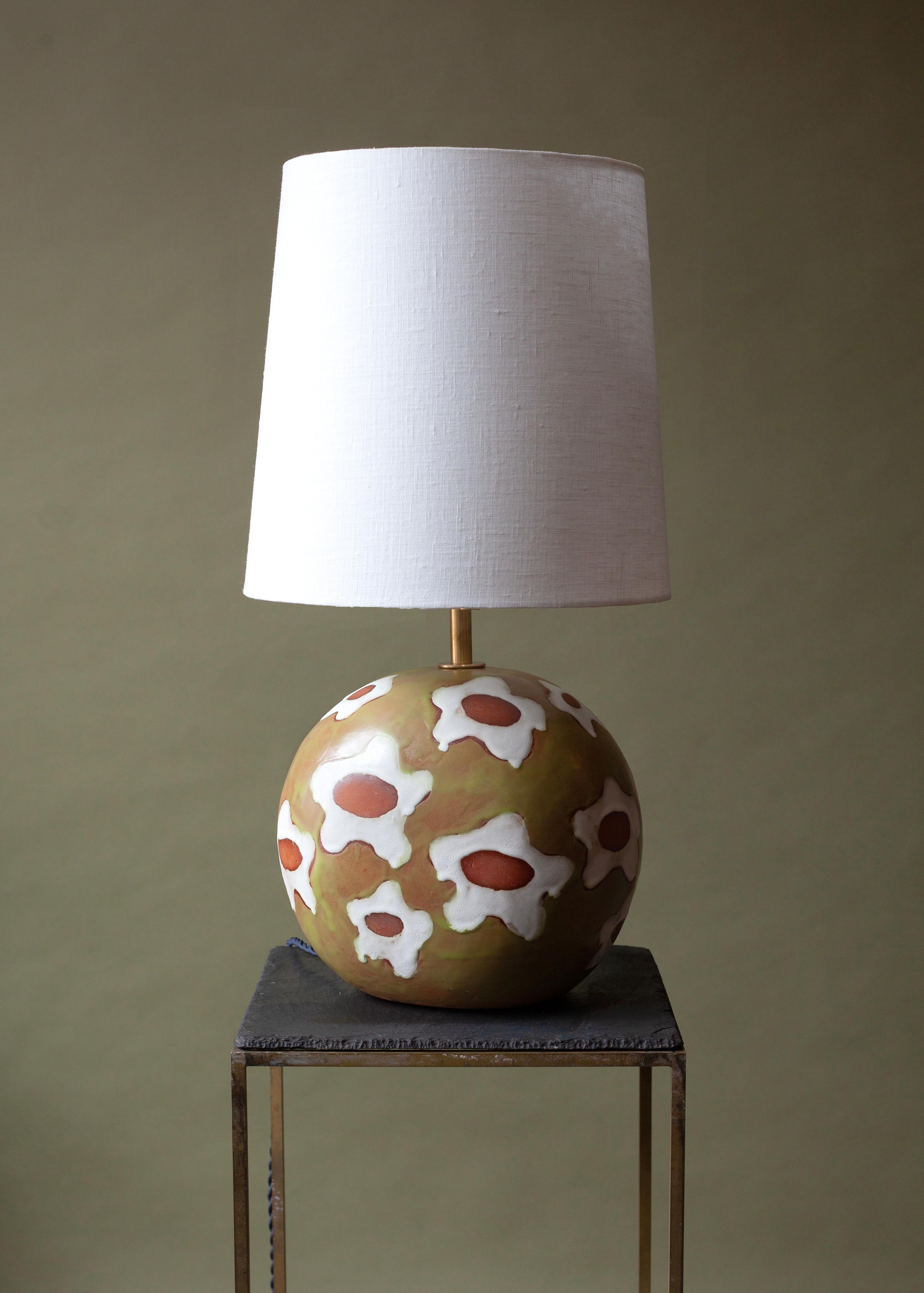 Américain Lampe à poser Whiting - Céramique contemporaine faite main vert marguerite émail blanc en vente