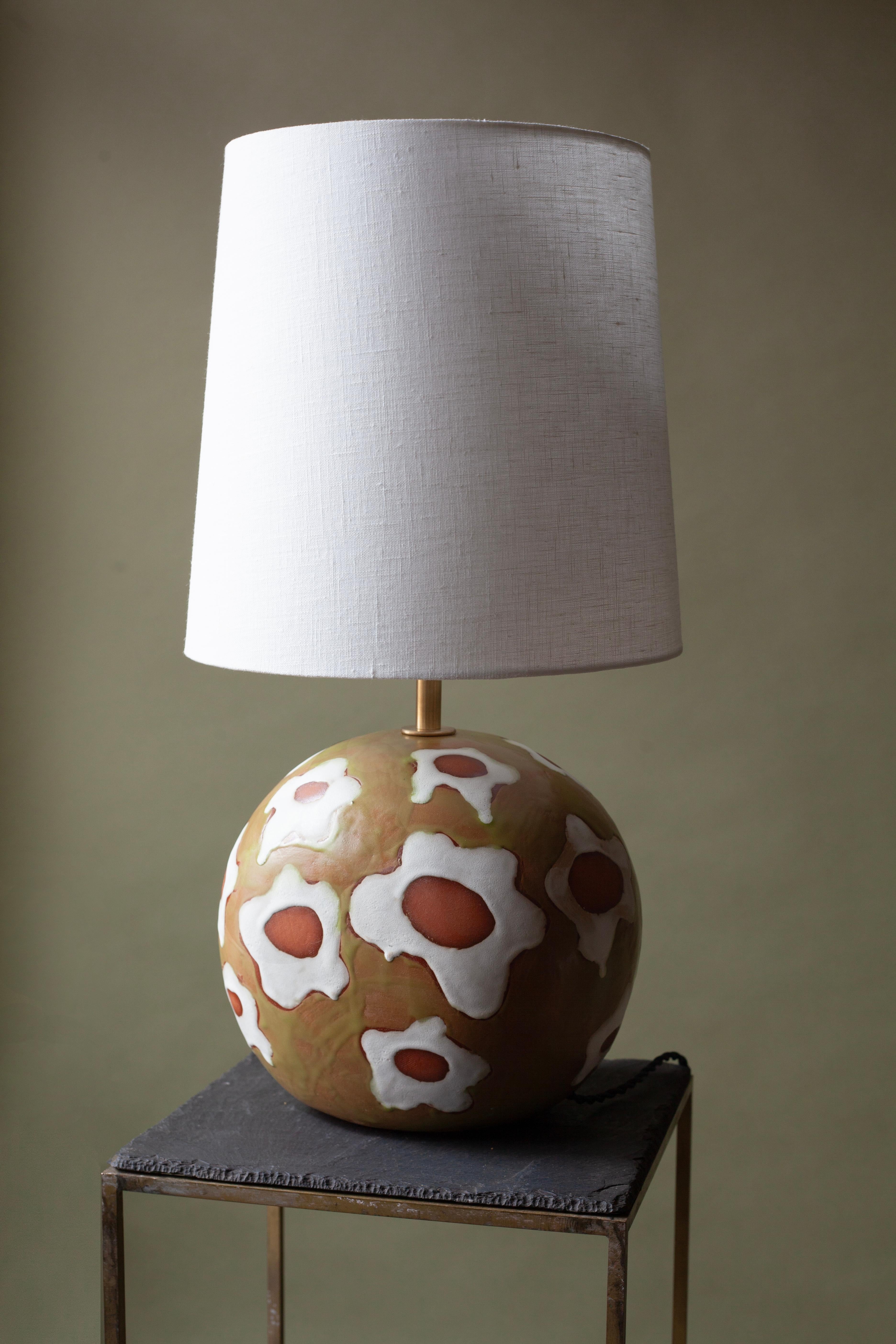 Sculpté Lampe à poser Whiting - Céramique contemporaine faite main vert marguerite émail blanc en vente