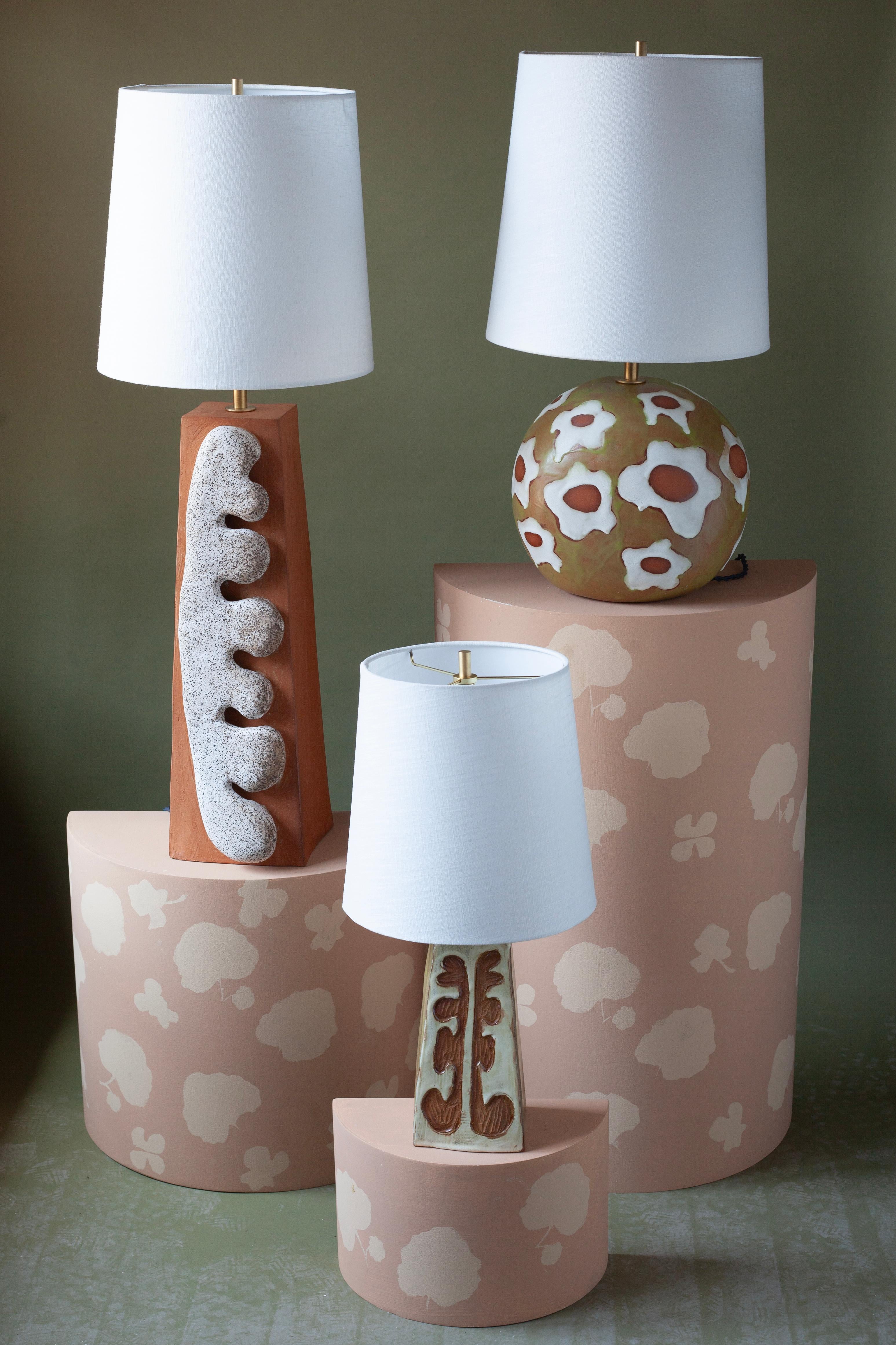 XXIe siècle et contemporain Lampe à poser Whiting - Céramique contemporaine faite main vert marguerite émail blanc en vente