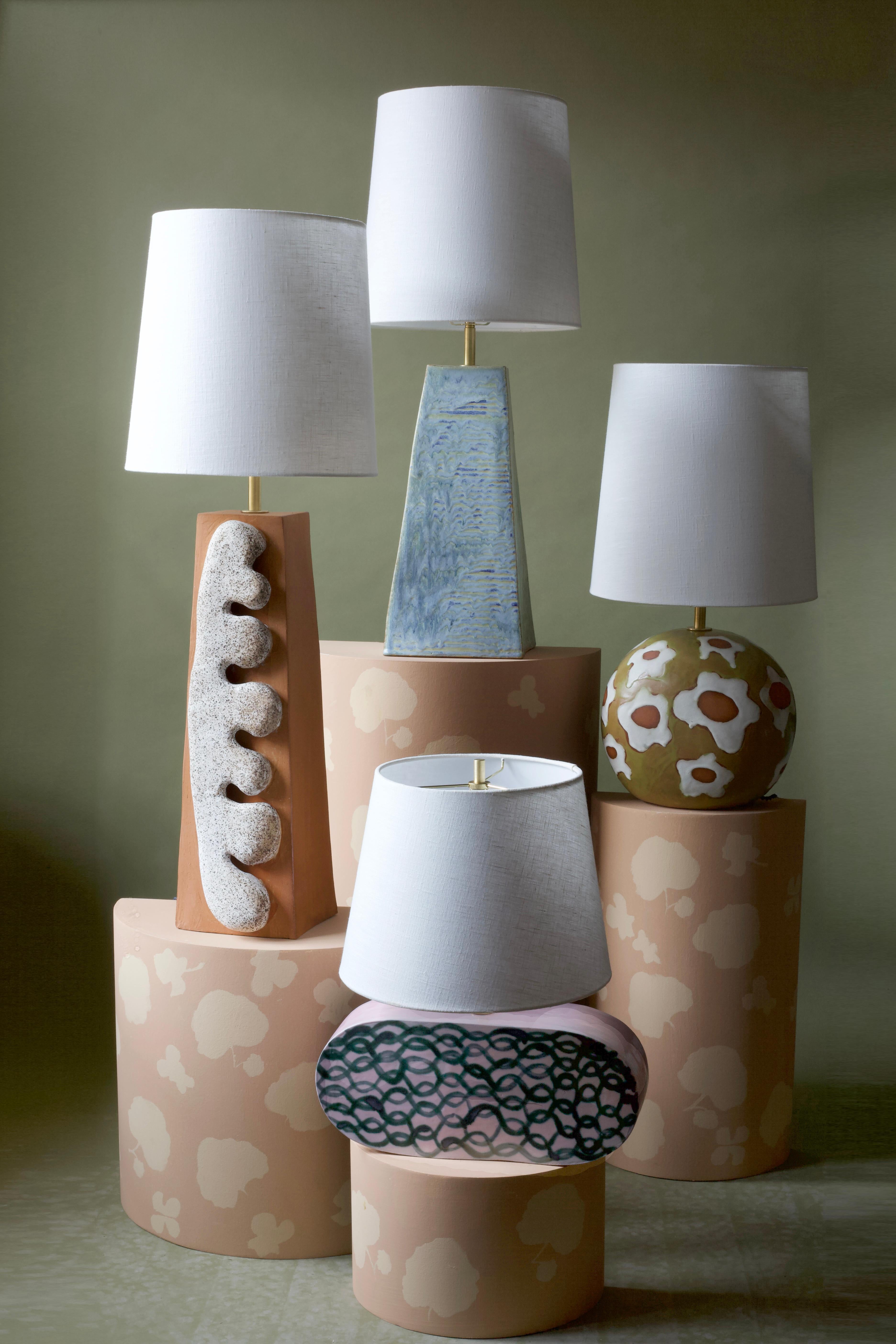 Laiton Lampe à poser Whiting - Céramique contemporaine faite main vert marguerite émail blanc en vente