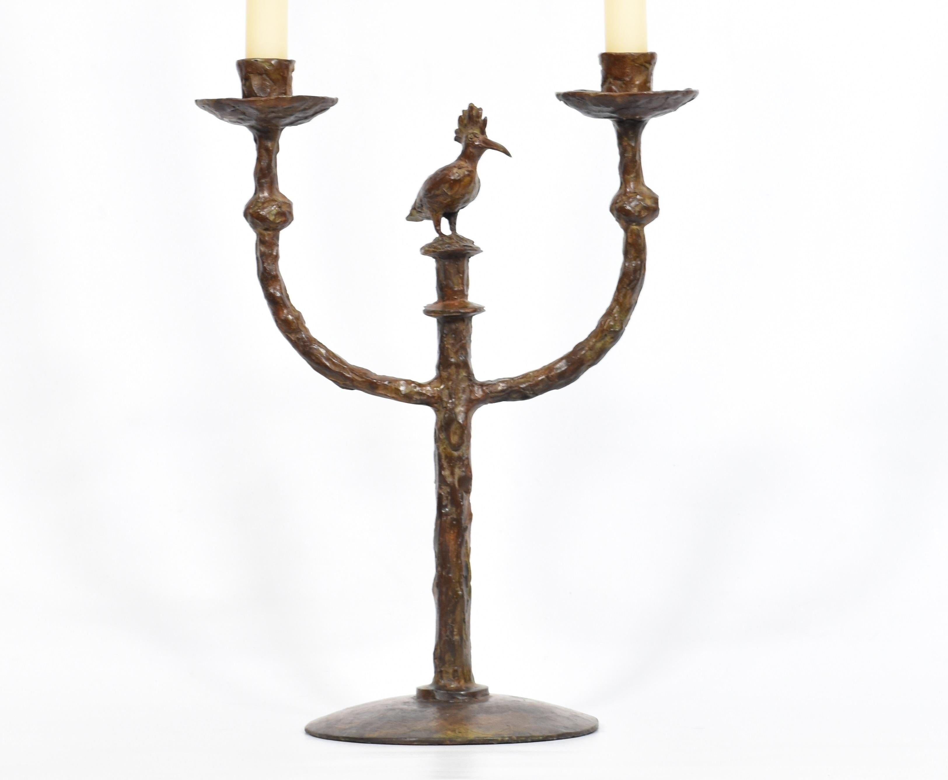 Candeliere in bronzo fuso
Candelabro in bronzo fuso con un'upupa*, un bellissimo uccellino africano. Candeliere unico e lavorato a mano in bronzo fuso. L'altezza, escluse le candele, è di 42 cm. Le candele non sono fornite. Bastoni da candela