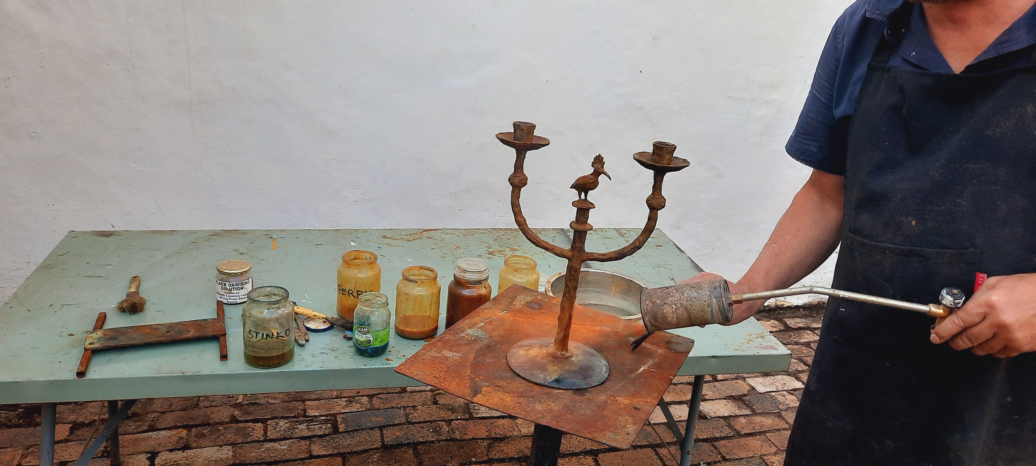 Rustico Candeliere Hoopoe in bronzo fuso con un uccello africano in vendita