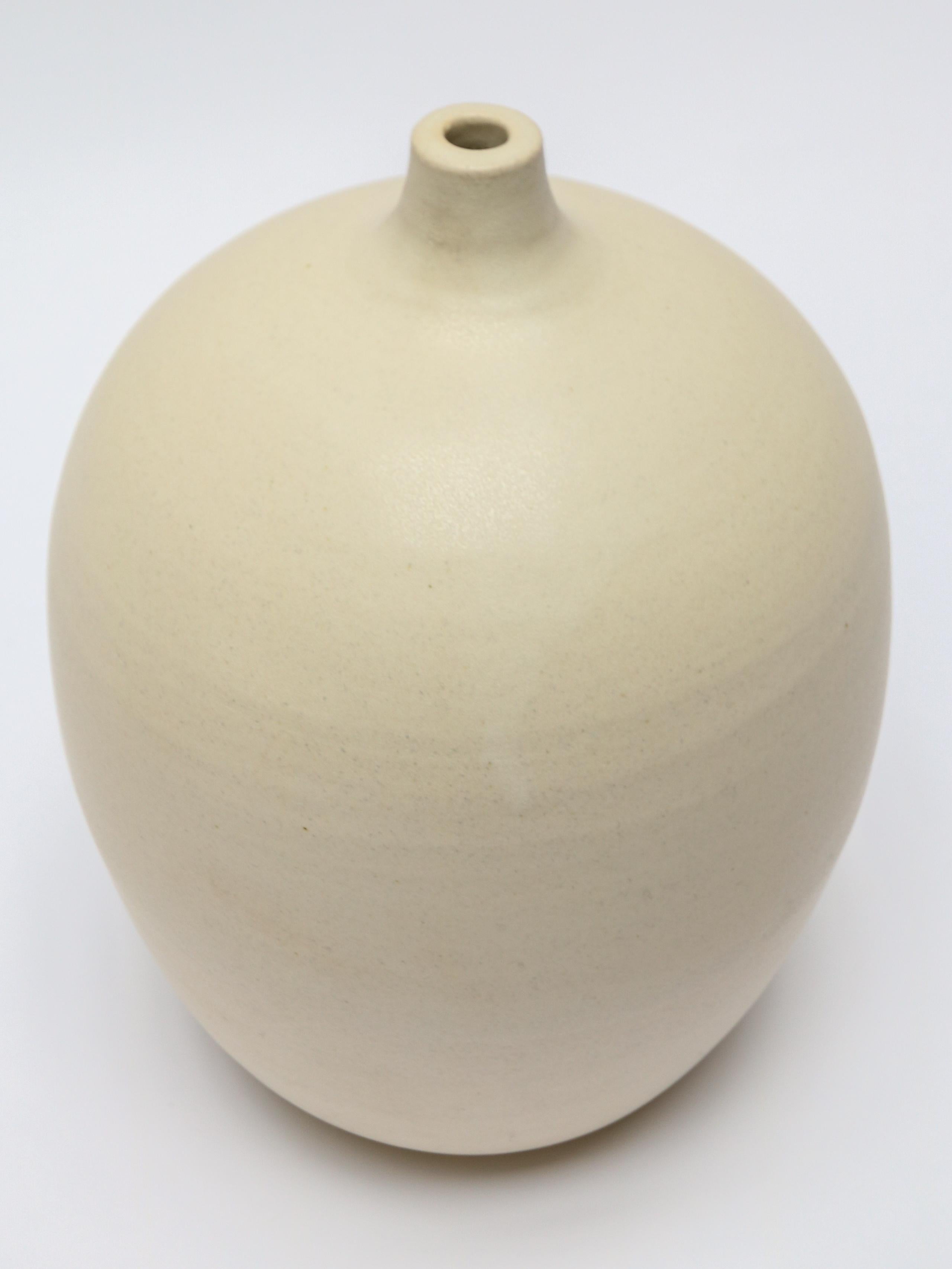 Hope & Genie Vase in Blanc White by Style Union Home In New Condition For Sale In Los Angeles, CA