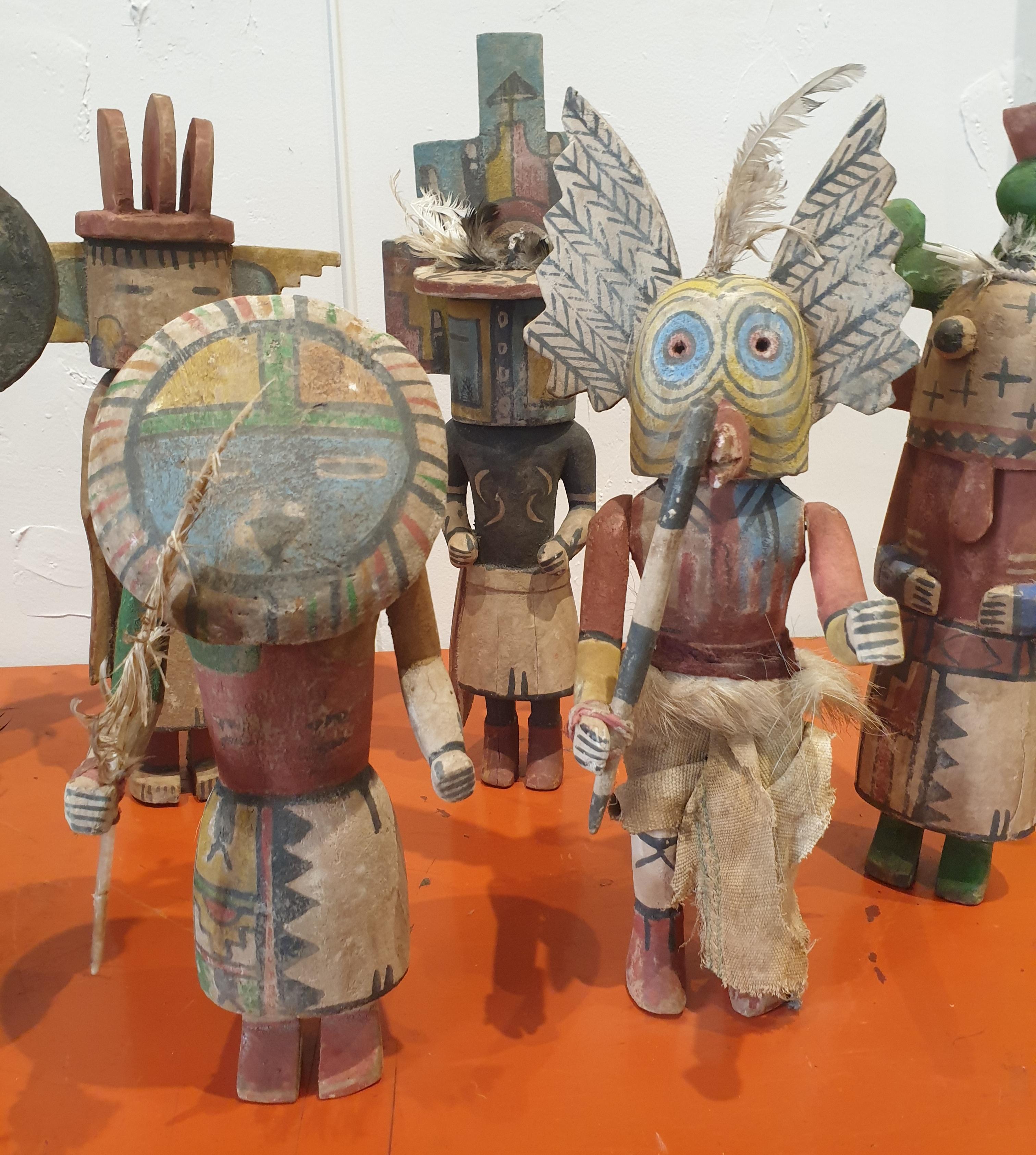 Acht nordamerikanische Hopi Katsina-Puppen der Hopi-Zeit (Kachina). (Amerikanischer Impressionismus), Sculpture, von Hopi Craftsmen