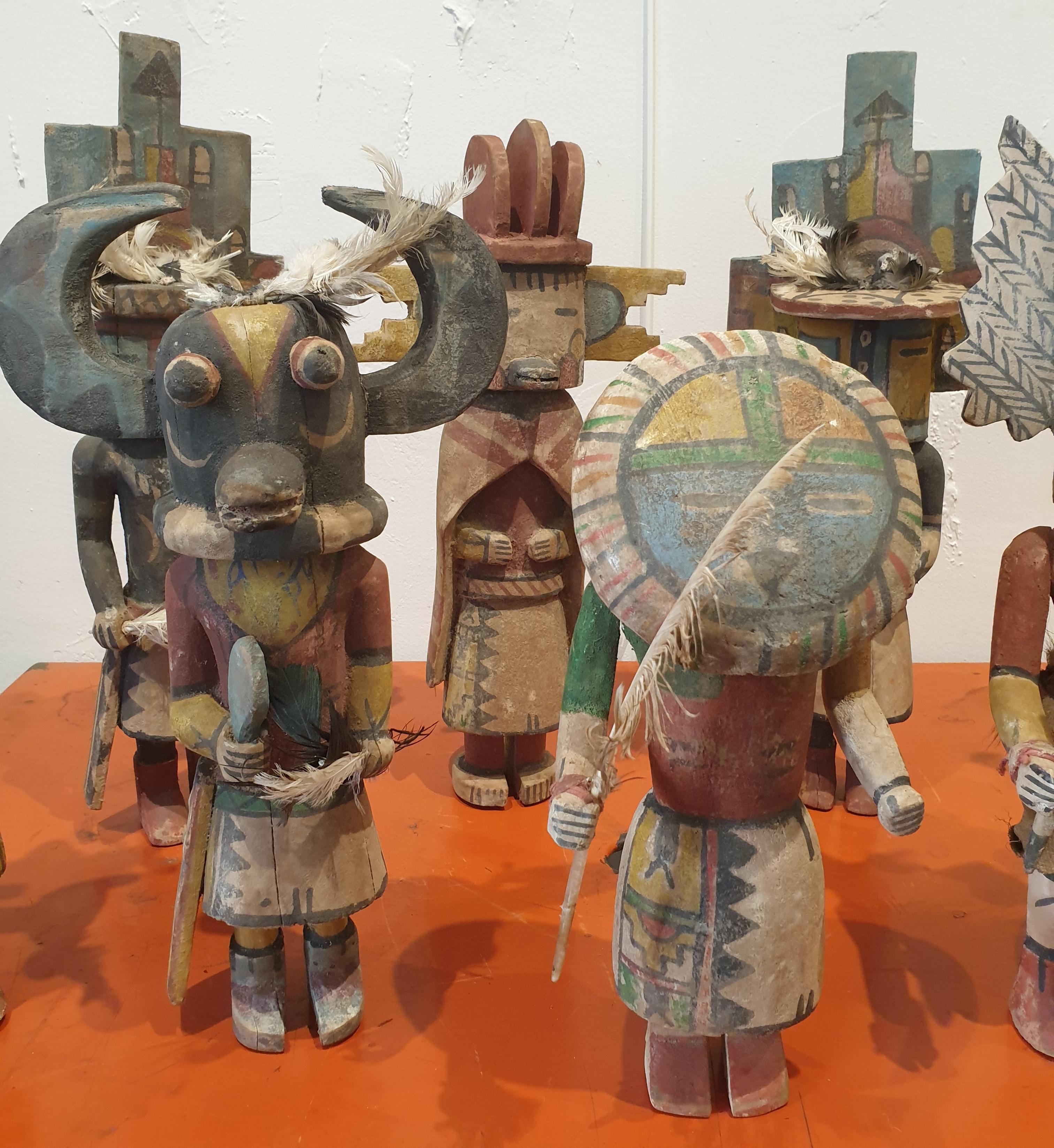 Acht nordamerikanische Hopi Katsina-Puppen der Hopi-Zeit (Kachina). (Braun), Figurative Sculpture, von Hopi Craftsmen