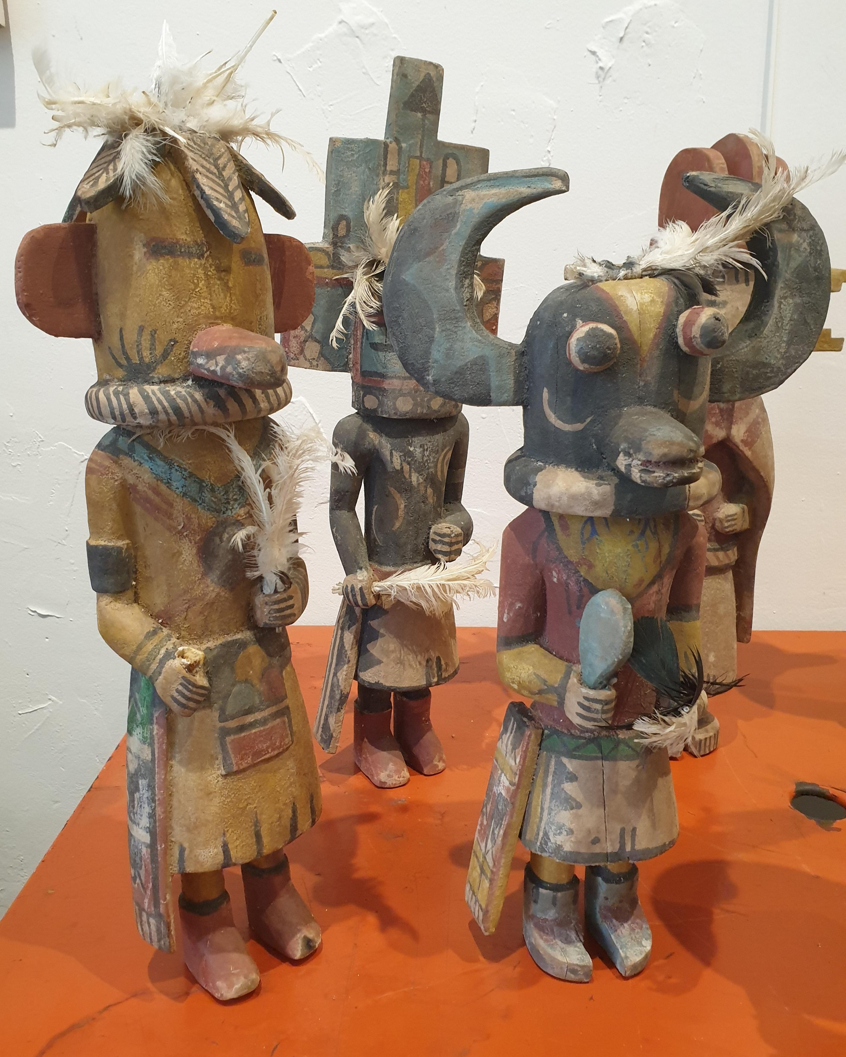 Eine Gruppe von acht aus Holz geschnitzten und bemalten Bildnisfiguren der nordamerikanischen Ureinwohner, Hopi Katsina oder Kachina-Puppen.

Acht wunderbar verspielte, farbenfrohe und sehr individuelle Hopi Katsina-Puppen. Jede Puppe steht für