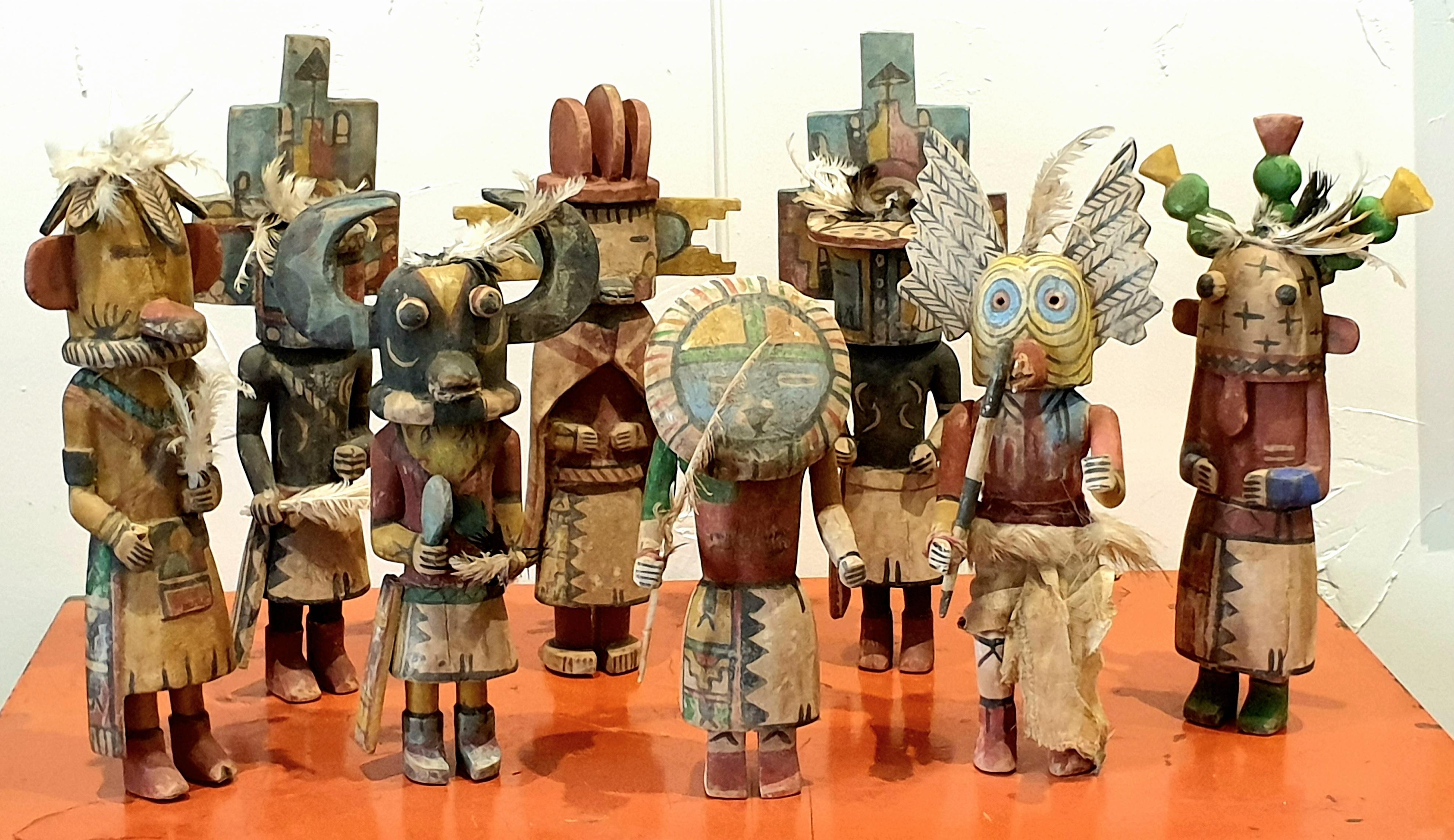 Groupe de huit poupées indigènes d'Amérique du Nord Hopi Katsina (Kachina).