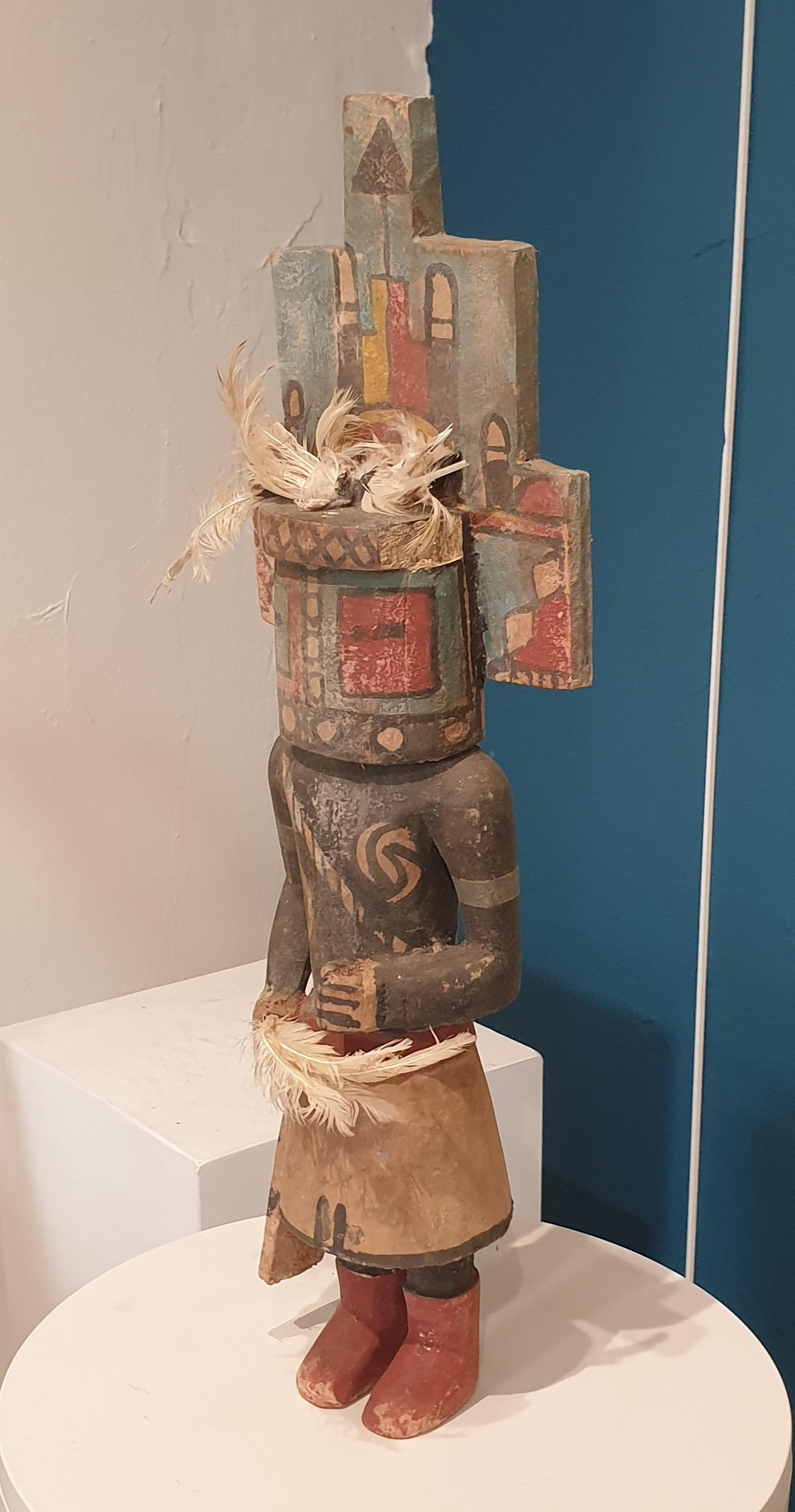 Hopi Katsina (Kachina) Puppe der Nordamerikaner. – Sculpture von Hopi Craftsmen