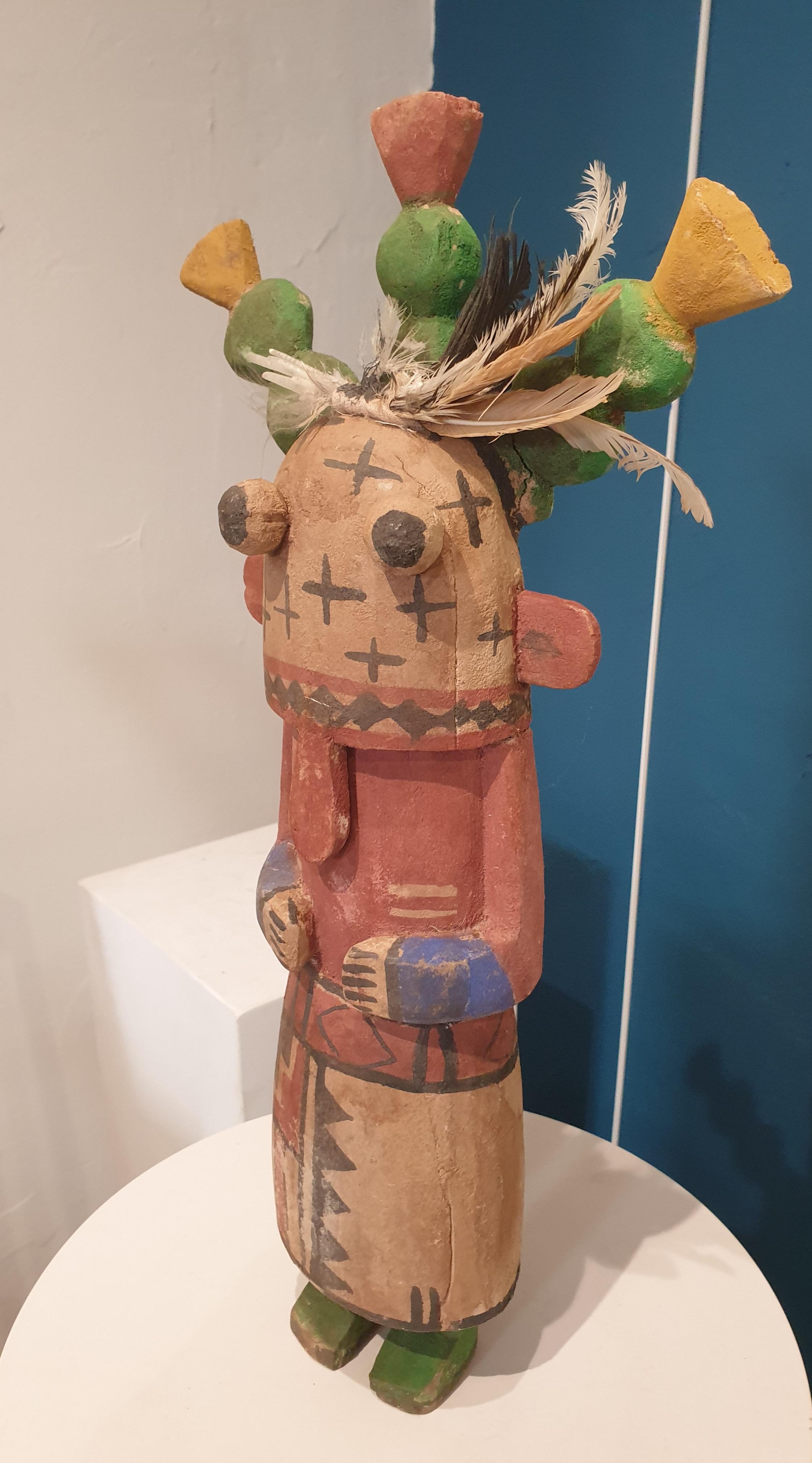 Hopi Katsina (Kachina) Puppe der Nordamerikaner. – Sculpture von Hopi Craftsmen