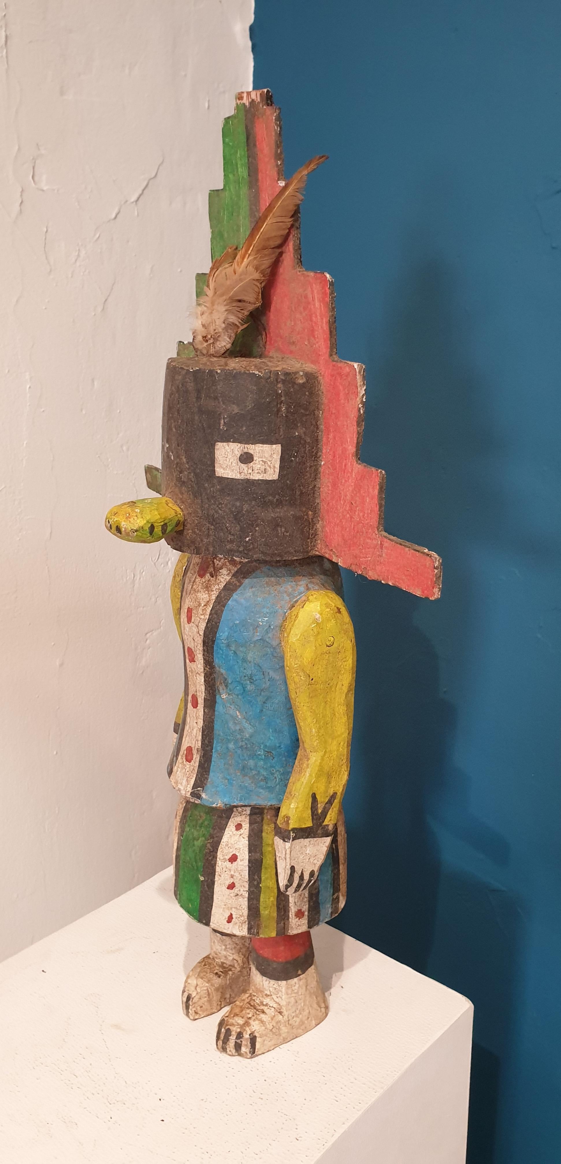 Figura di effigie intagliata e dipinta dei nativi nordamericani, Hopi Katsina o bambola Kachina. 

Le bambole Hopi Katsina sono effigi in legno dei Katsinam (plurale), ovvero degli spiriti benevoli che visitano gli Hopi per circa metà dell'anno.