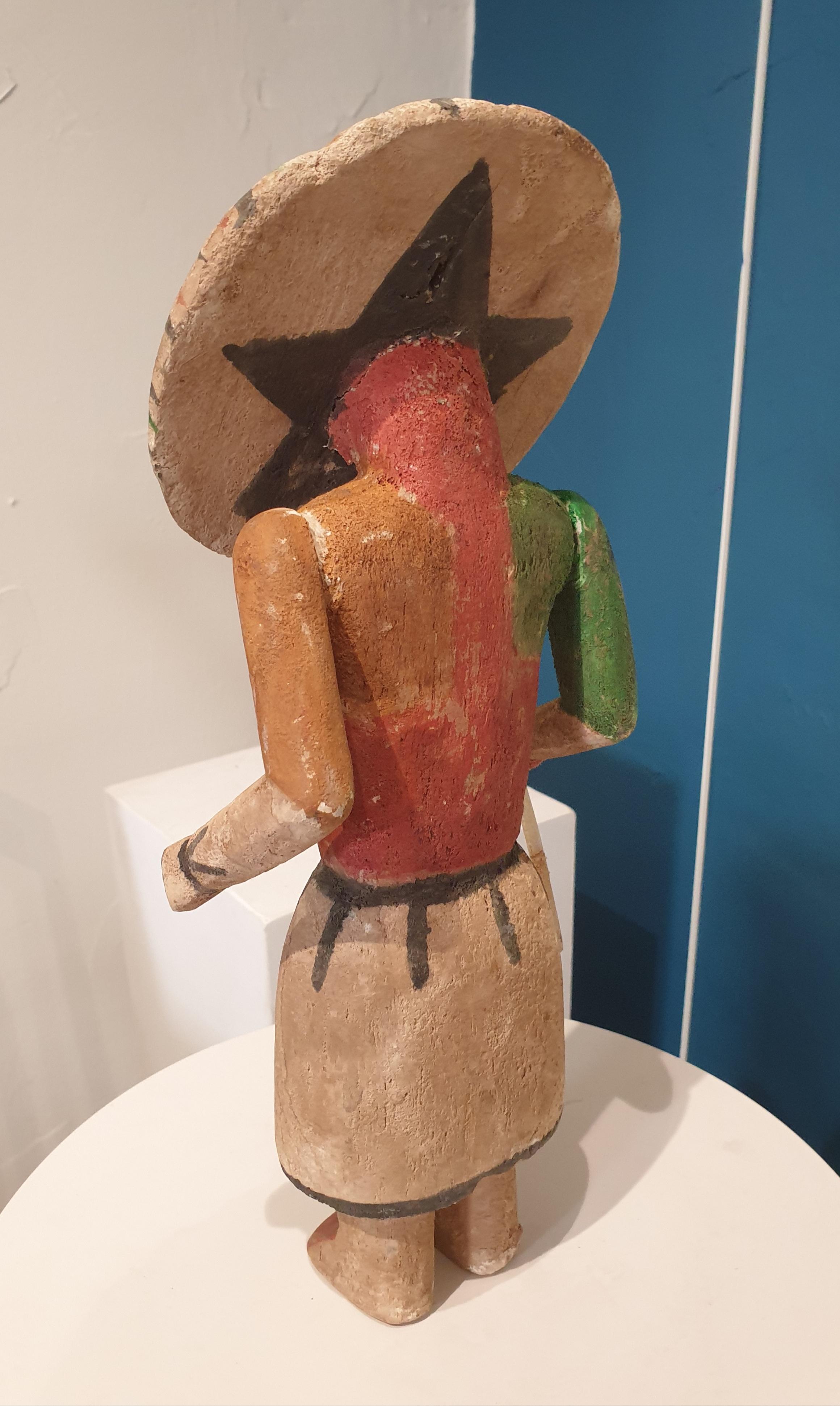 Aus Holz geschnitzte, bemalte und gegliederte Figur der nordamerikanischen Ureinwohner, Hopi Katsina oder Kachina-Puppe.  Diese Puppe gehört zu einer Gruppe von acht Puppen, die alle einzeln oder als Set bei 1stdibs erhältlich sind.

Hopi