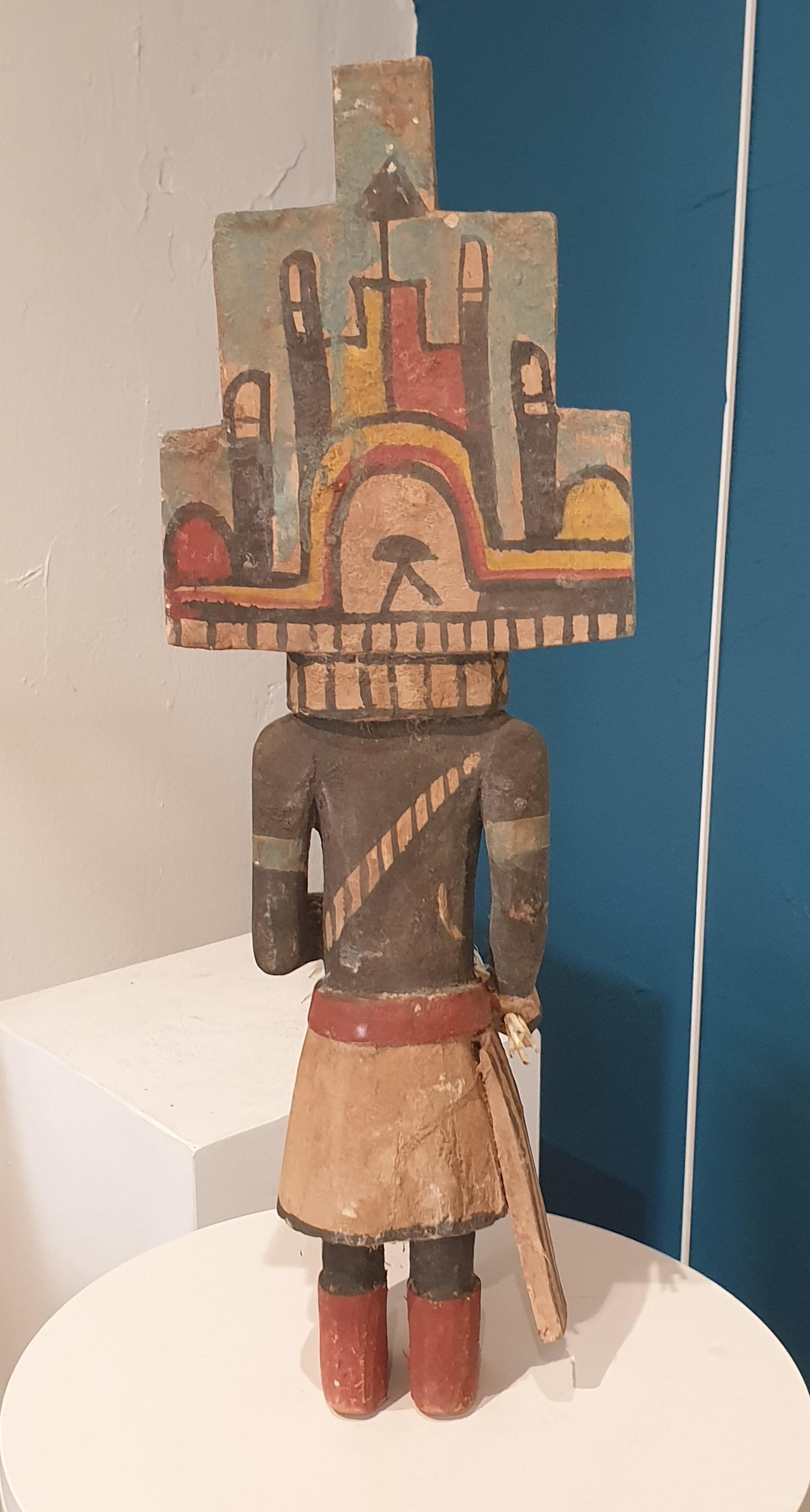 Aus Holz geschnitzte und bemalte Bildnisfigur der nordamerikanischen Ureinwohner, Hopi Katsina oder Kachina-Puppe.  Diese Puppe gehört zu einer Gruppe von acht Puppen, die alle einzeln oder als Set bei 1stdibs erhältlich sind.

Hopi Katsina-Puppen