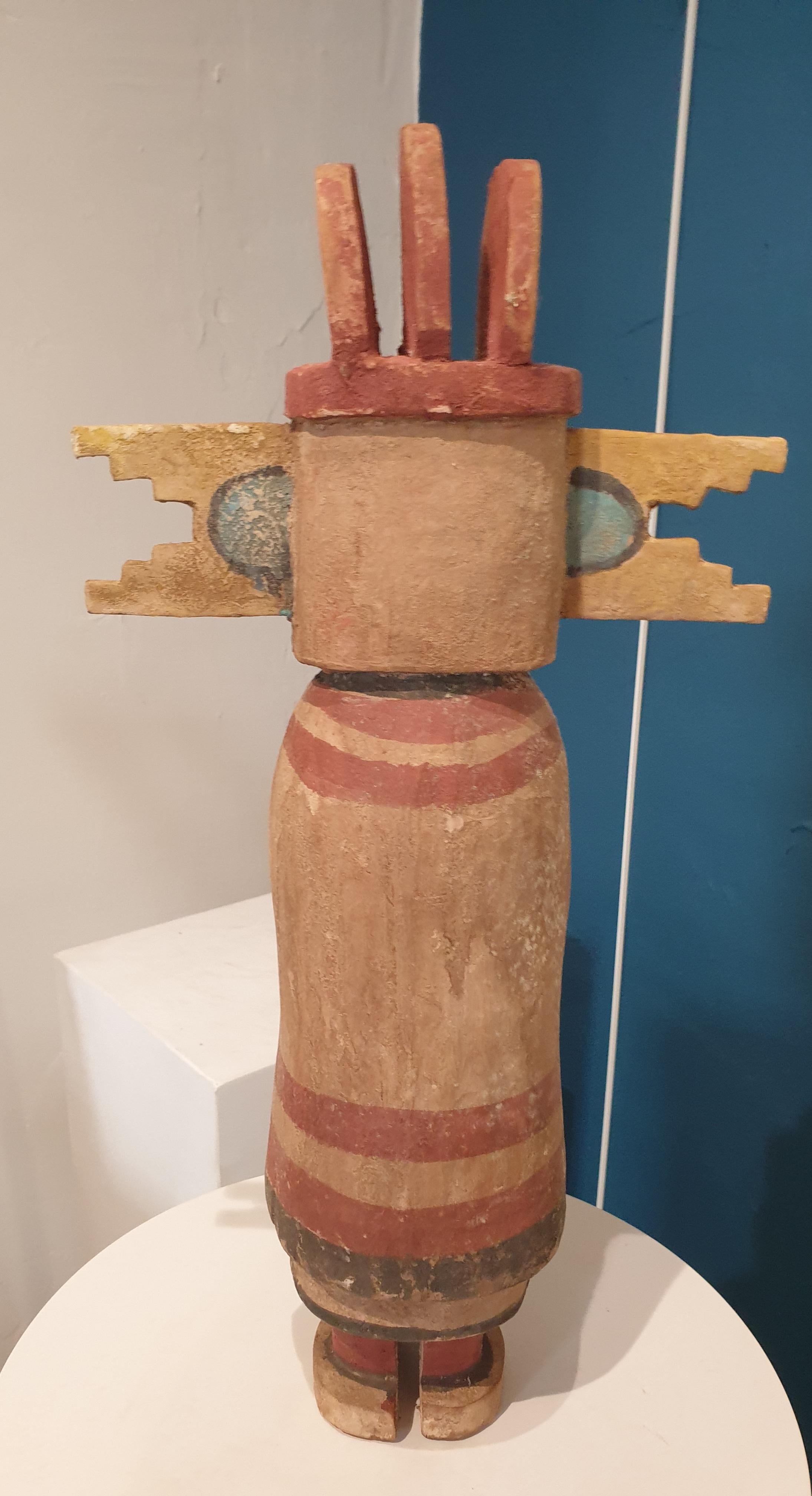 Aus Holz geschnitzte und bemalte Bildnisfigur der nordamerikanischen Ureinwohner, Hopi Katsina oder Kachina-Puppe. Eine aus einer Gruppe von acht Puppen, die alle auf 1stdibs erhältlich sind.

Hopi Katsina-Puppen sind hölzerne Abbilder der Katsinam