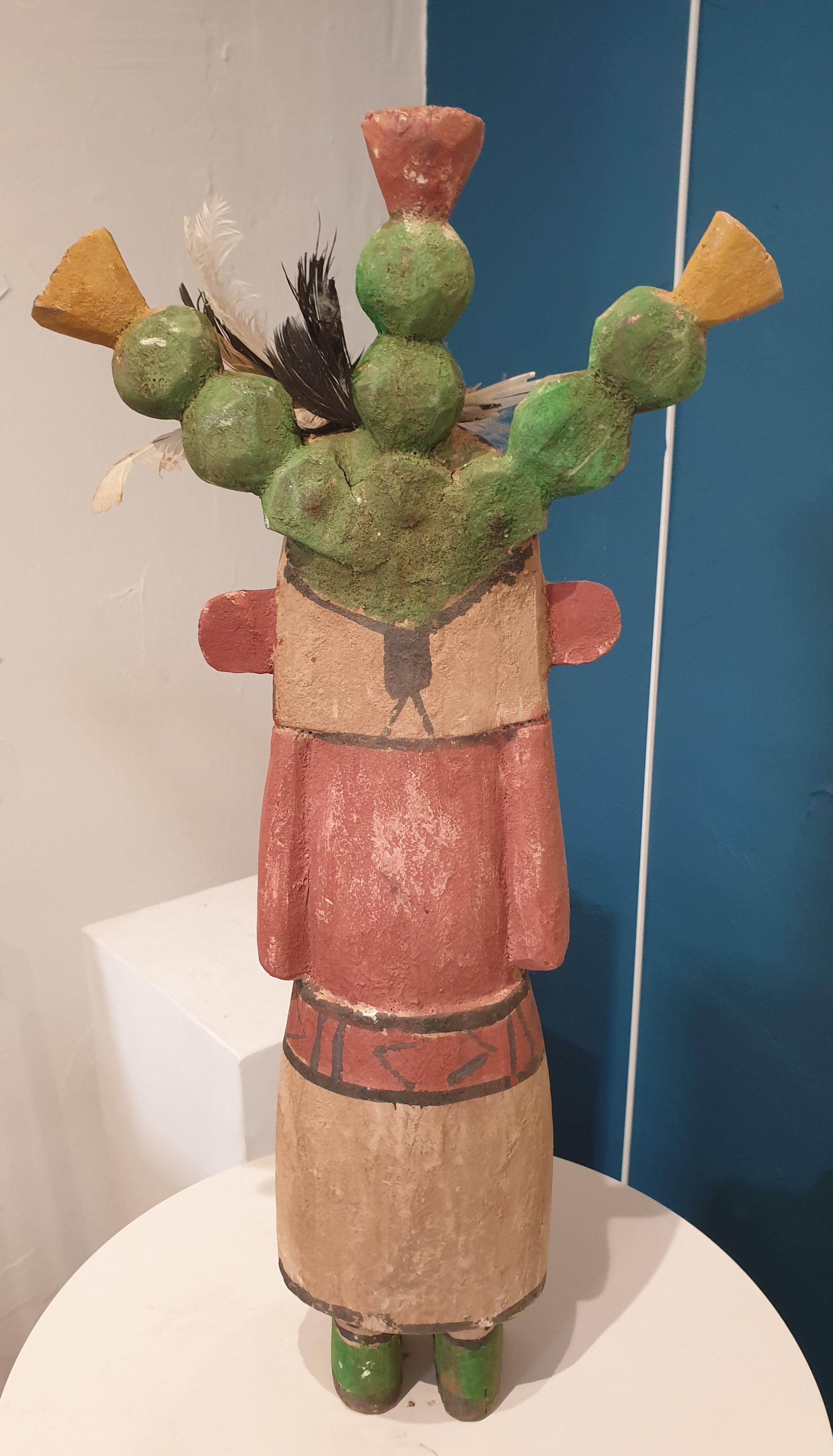 Aus Holz geschnitzte und bemalte Bildnisfigur der nordamerikanischen Ureinwohner, Hopi Katsina oder Kachina-Puppe. Eine aus einer Gruppe von acht Puppen, die alle auf 1stdibs erhältlich sind.

Hopi Katsina-Puppen sind hölzerne Abbilder der Katsinam