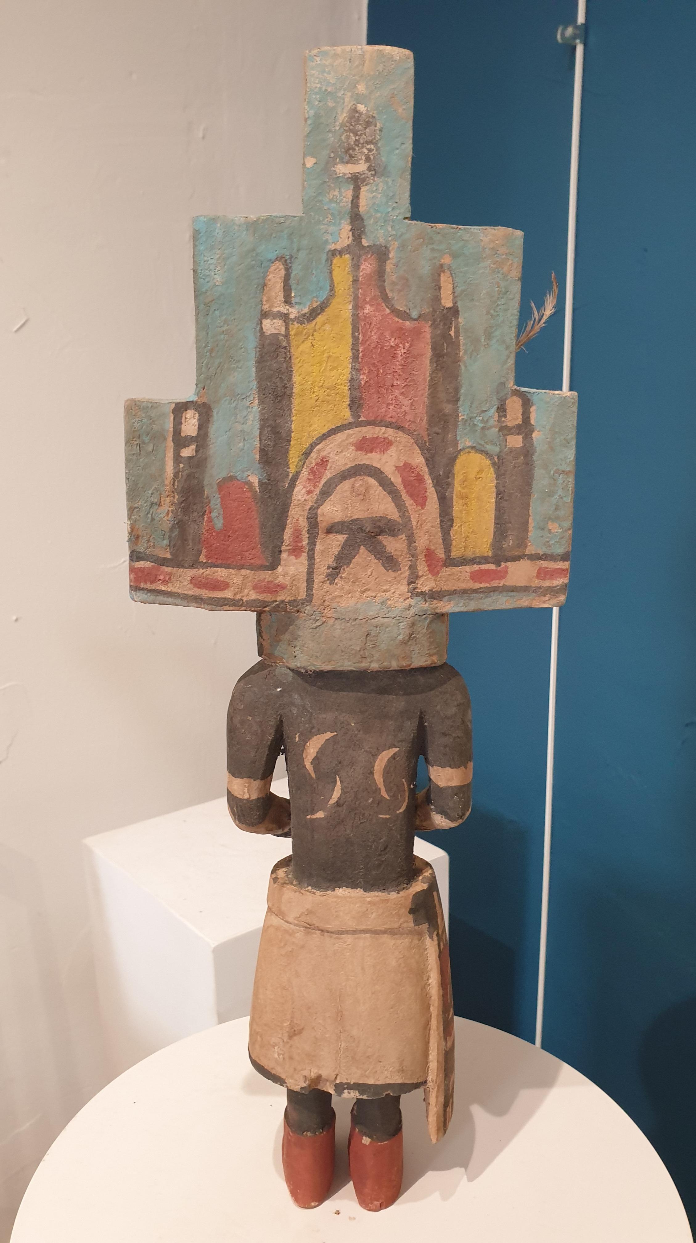 Effigie indigène nord-américaine en bois sculpté et peint, Hopi Katsina ou poupée Kachina. Elle fait partie d'un groupe de huit poupées, toutes disponibles sur 1stdibs.

Les poupées Hopi Katsina sont des effigies en bois des Katsinam (au pluriel),