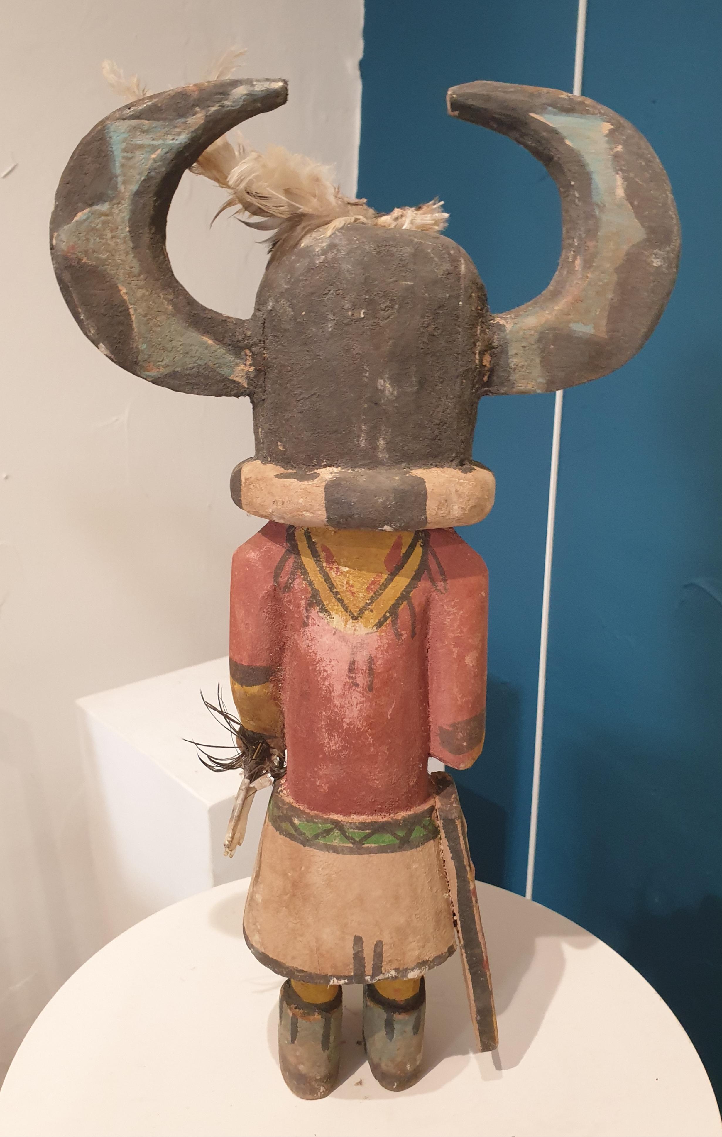 Effigie indigène nord-américaine en bois sculpté et peint, Hopi Katsina ou poupée Kachina. Cette poupée fait partie d'un groupe de huit poupées, toutes vendues individuellement ou en set, sur 1stdibs.

Les poupées Hopi Katsina sont des effigies en