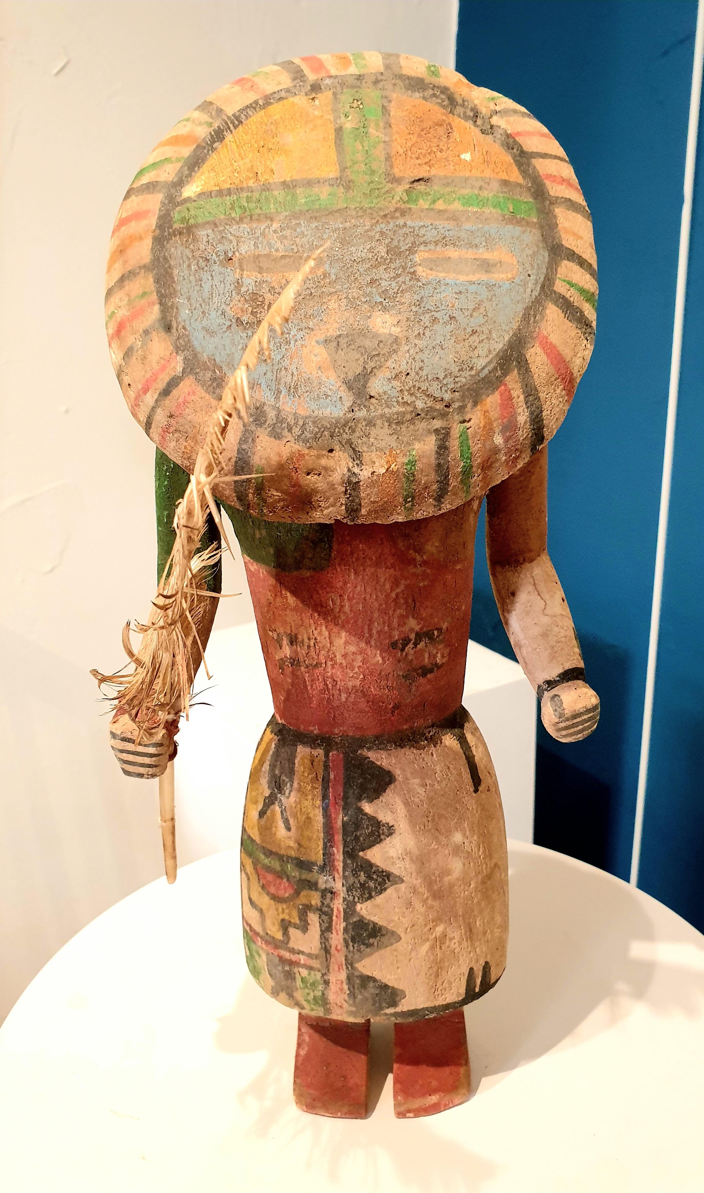 Hopi Craftsmen Figurative Sculpture – Hopi Katsina (Kachina) Puppe der Nordamerikaner.