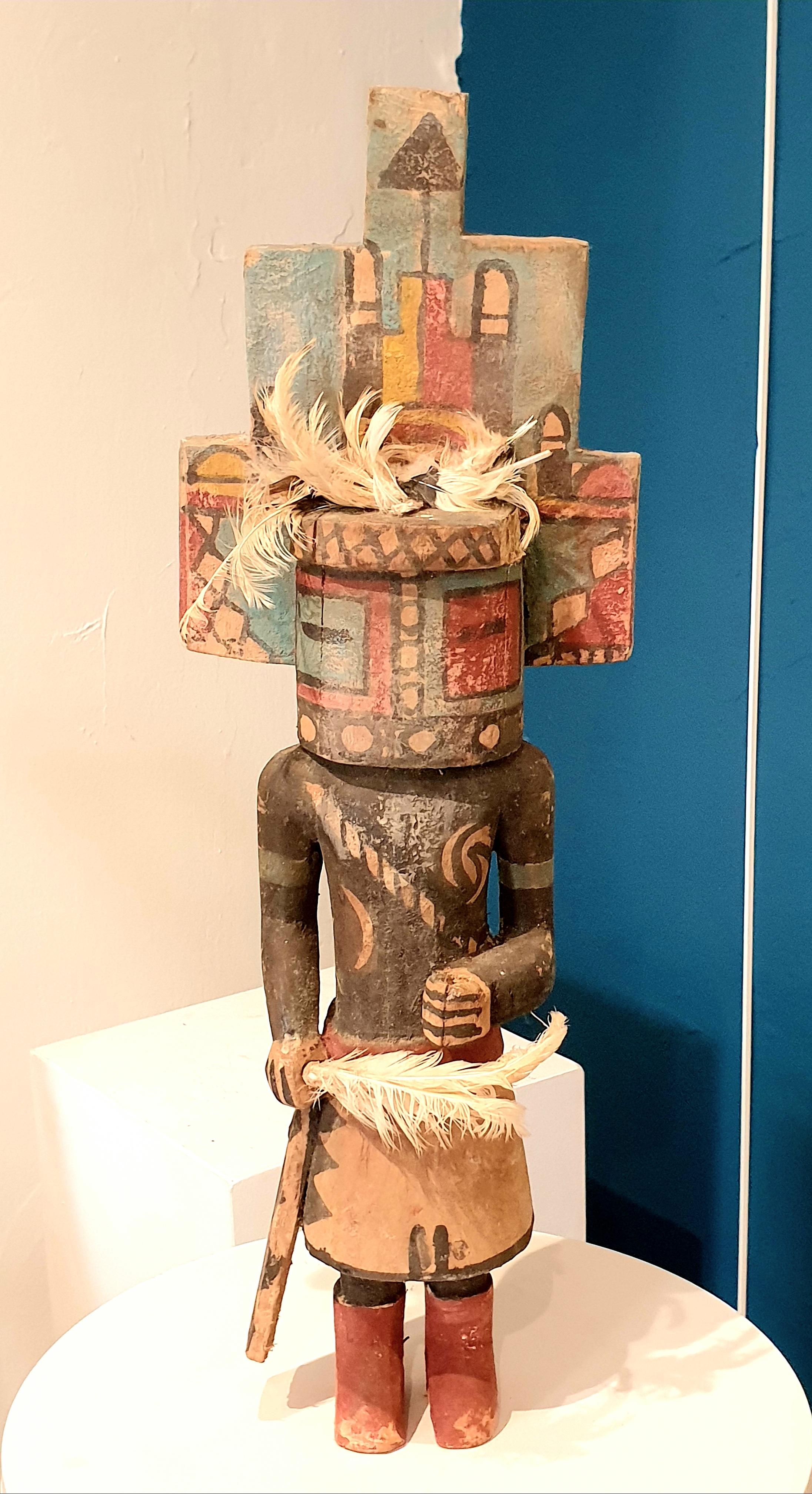 Hopi Craftsmen Figurative Sculpture – Hopi Katsina (Kachina) Puppe der Nordamerikaner.