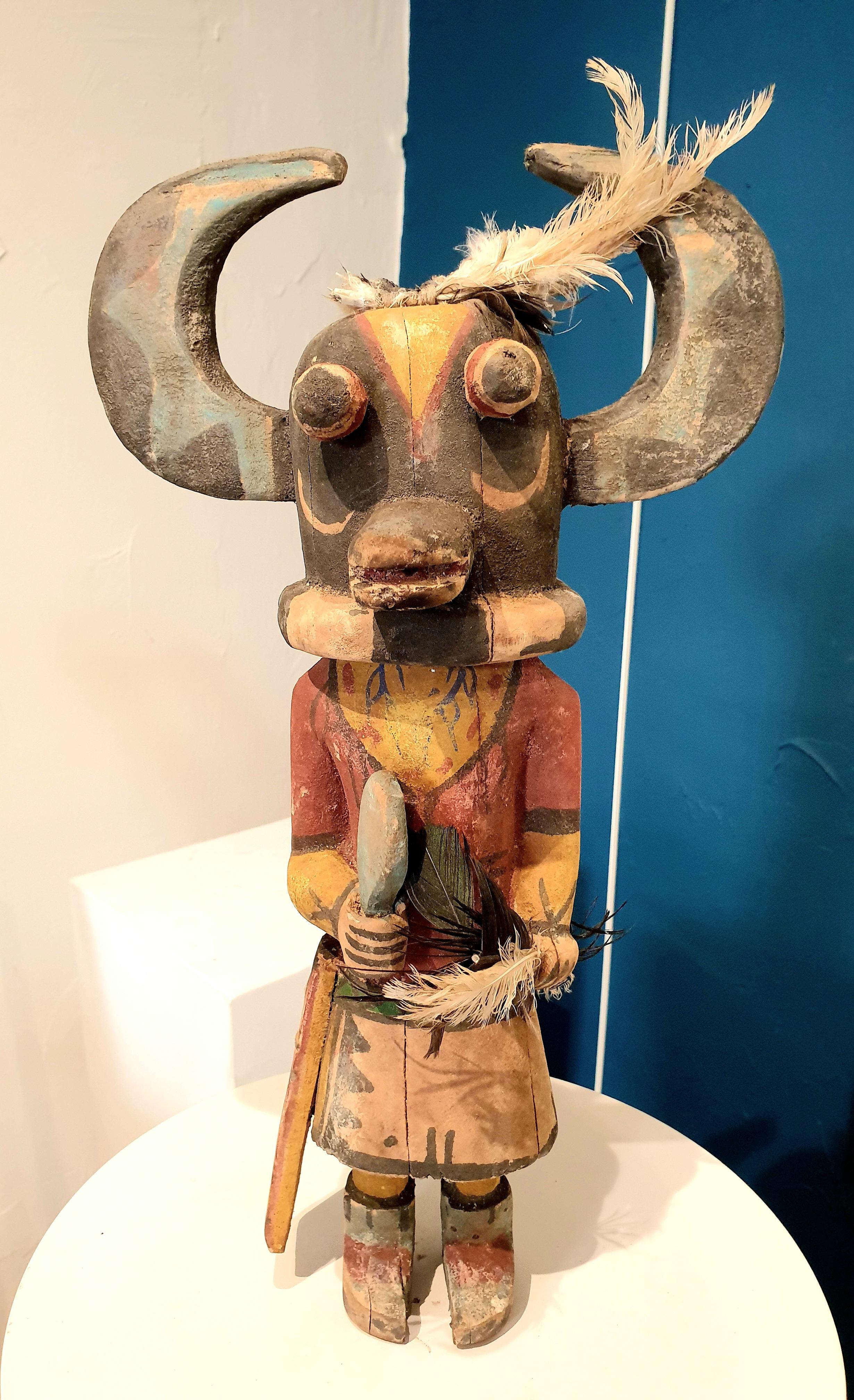 Hopi Craftsmen Figurative Sculpture – Hopi Katsina (Kachina) Puppe der Nordamerikaner.
