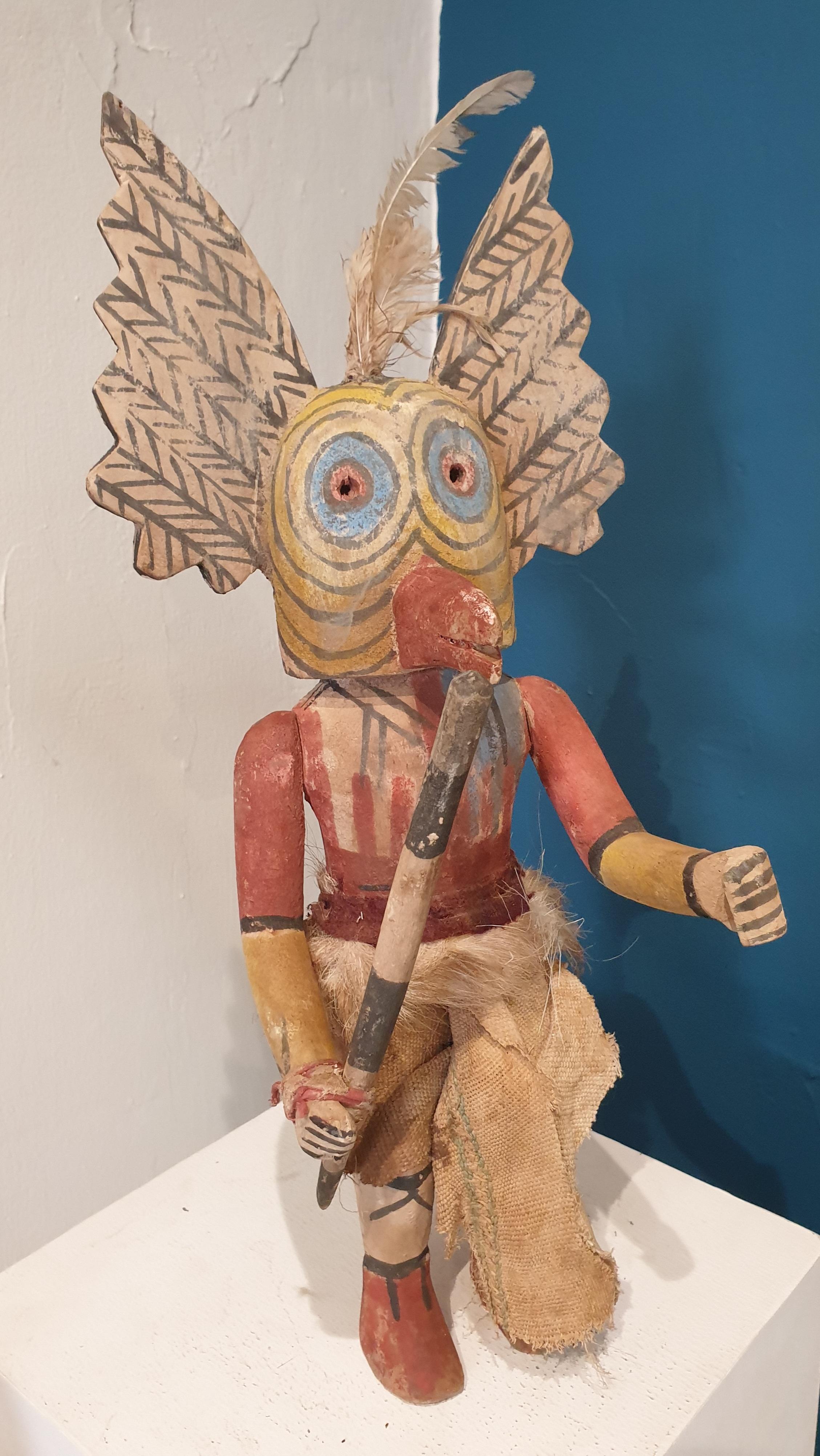 Effigie en bois sculpté et peint, Hopi/Navajo Katsina ou poupée Kachina, originaire d'Amérique du Nord. 

Une poupée Condit particulièrement bien détaillée, en bon état, avec des plumes, une jupe doublée de fourrure, un lien autour du poignet pour